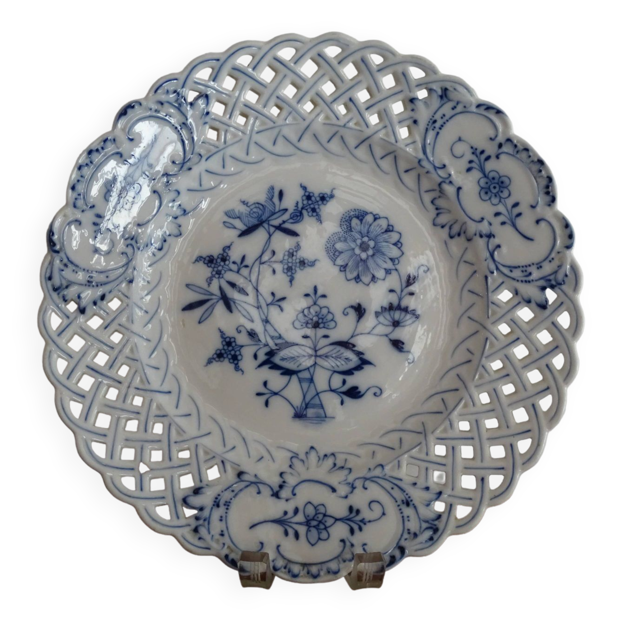 Old openwork Meissen earthenware plate decorated with blue onions 19th century