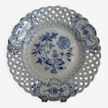 Old openwork Meissen earthenware plate decorated with blue onions 19th century