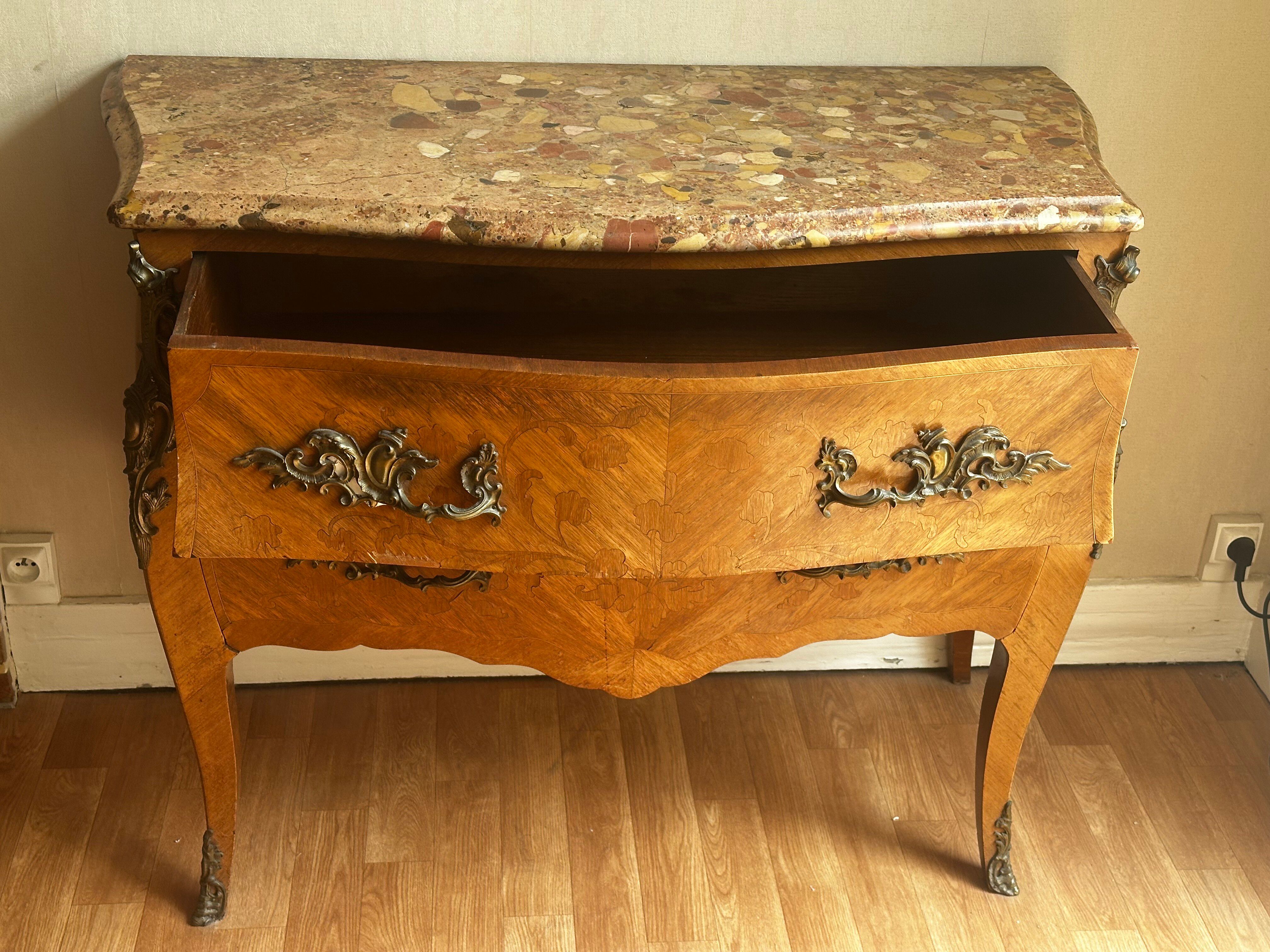 Commode galbée marquetée style Louis XV – plateau marbre- 19 e siècle