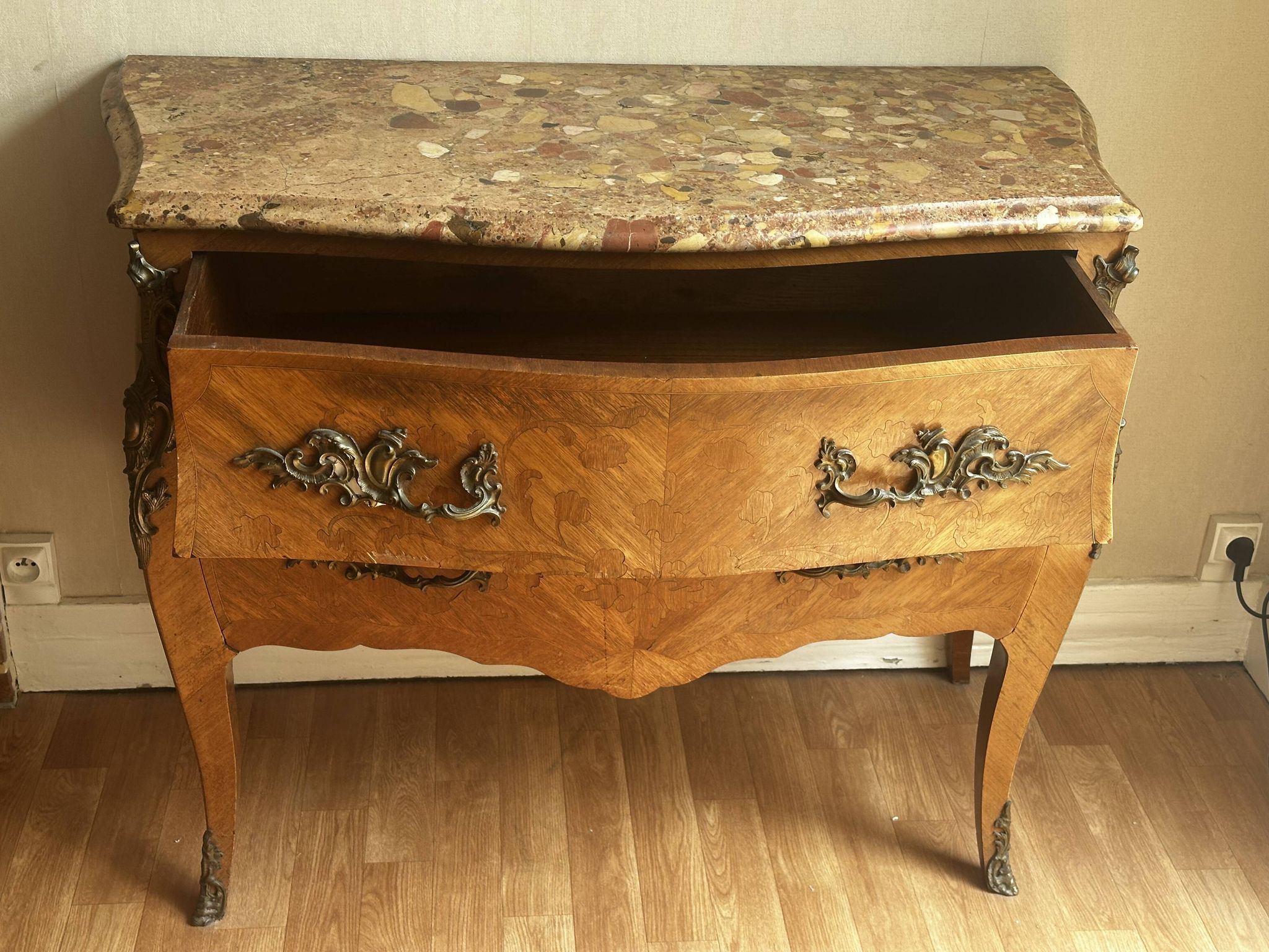 Commode galbée marquetée style Louis XV – plateau marbre- 19 e siècle