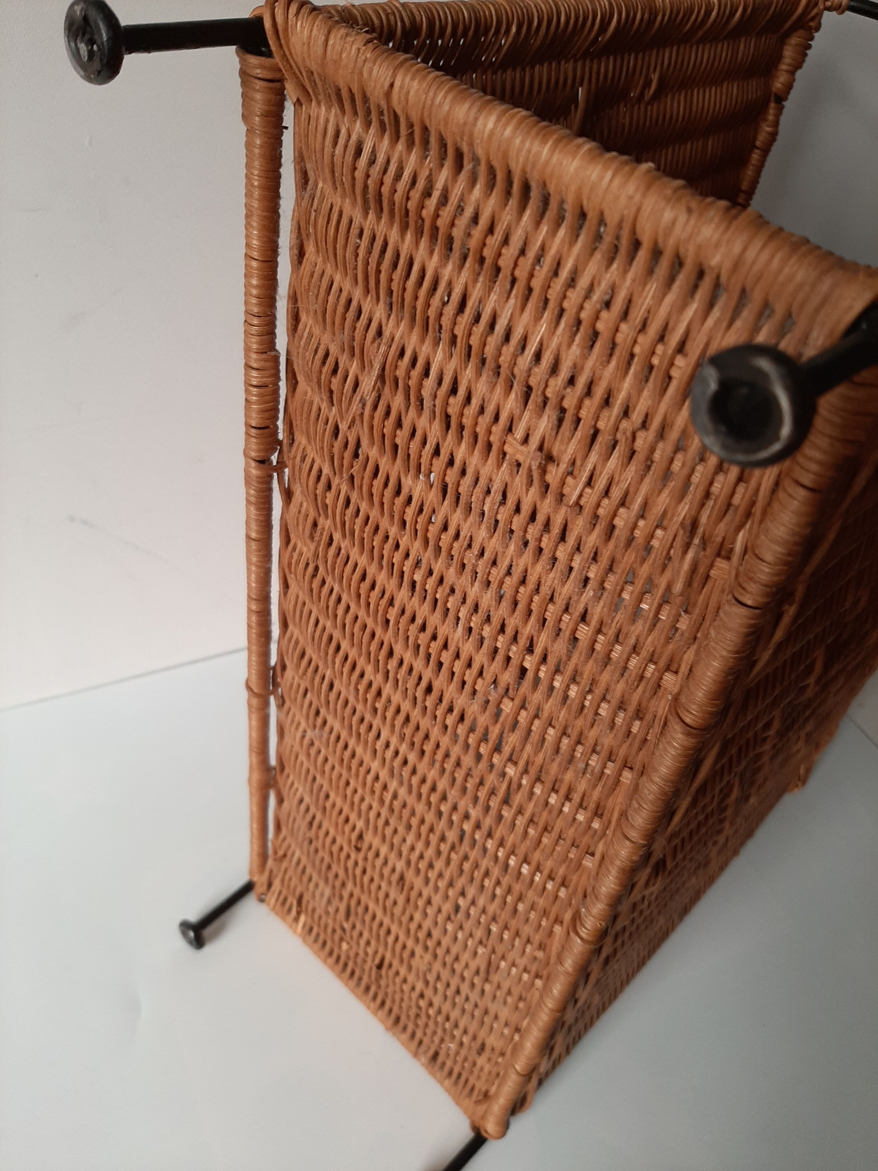 Door vintage rattan magazine