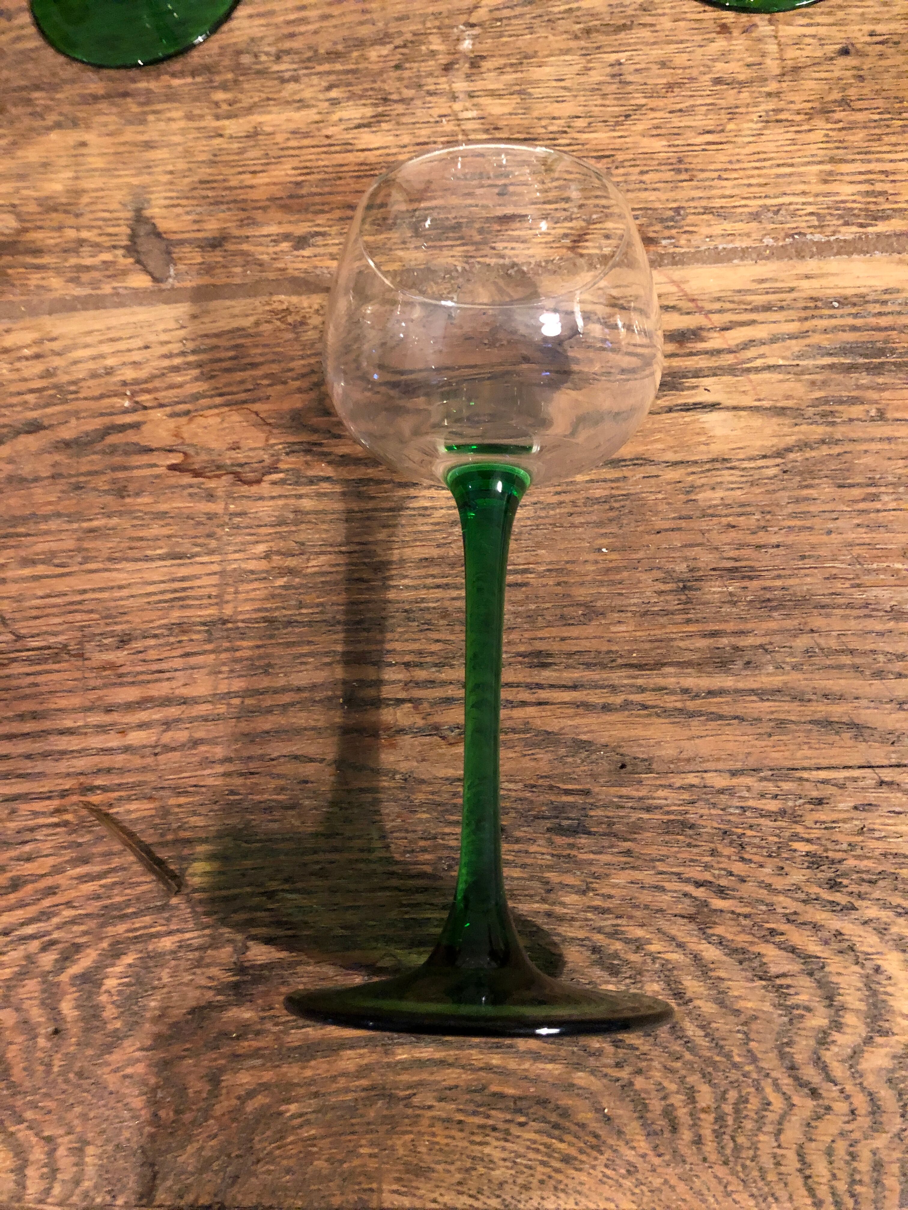 6 white wine glasses