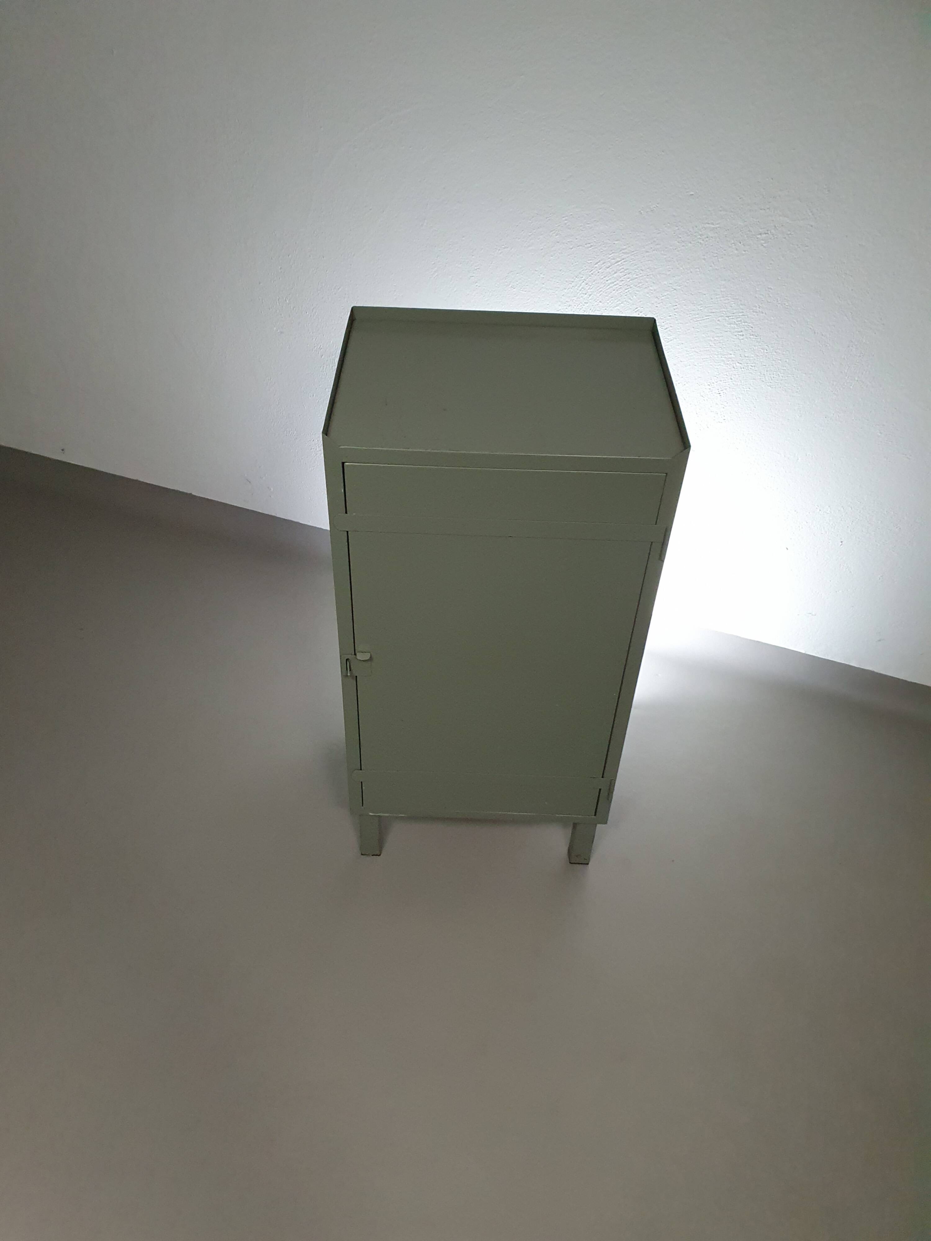 Casier en métal gris. Petit buffet industriel.