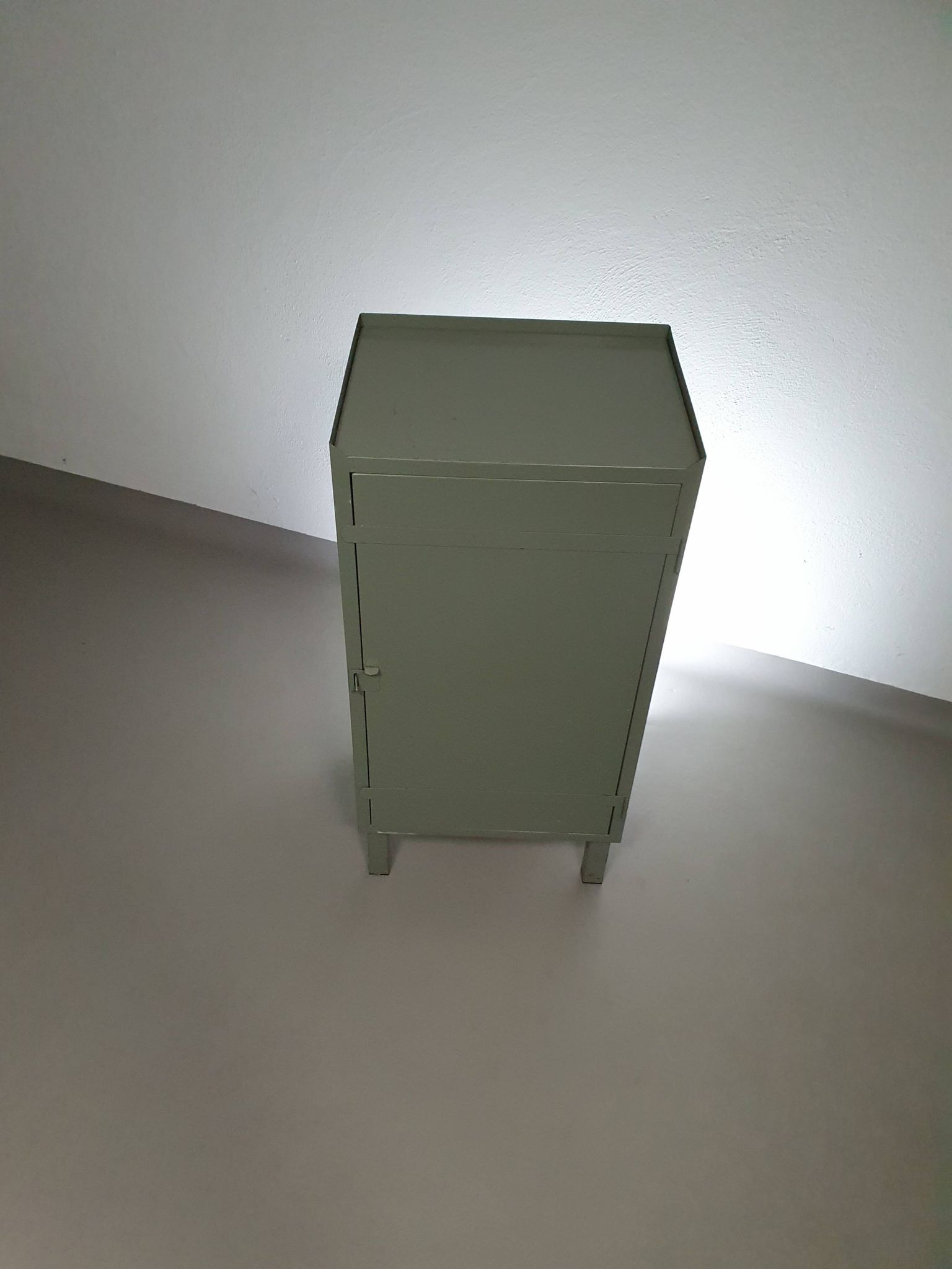 Casier en métal gris. Petit buffet industriel.