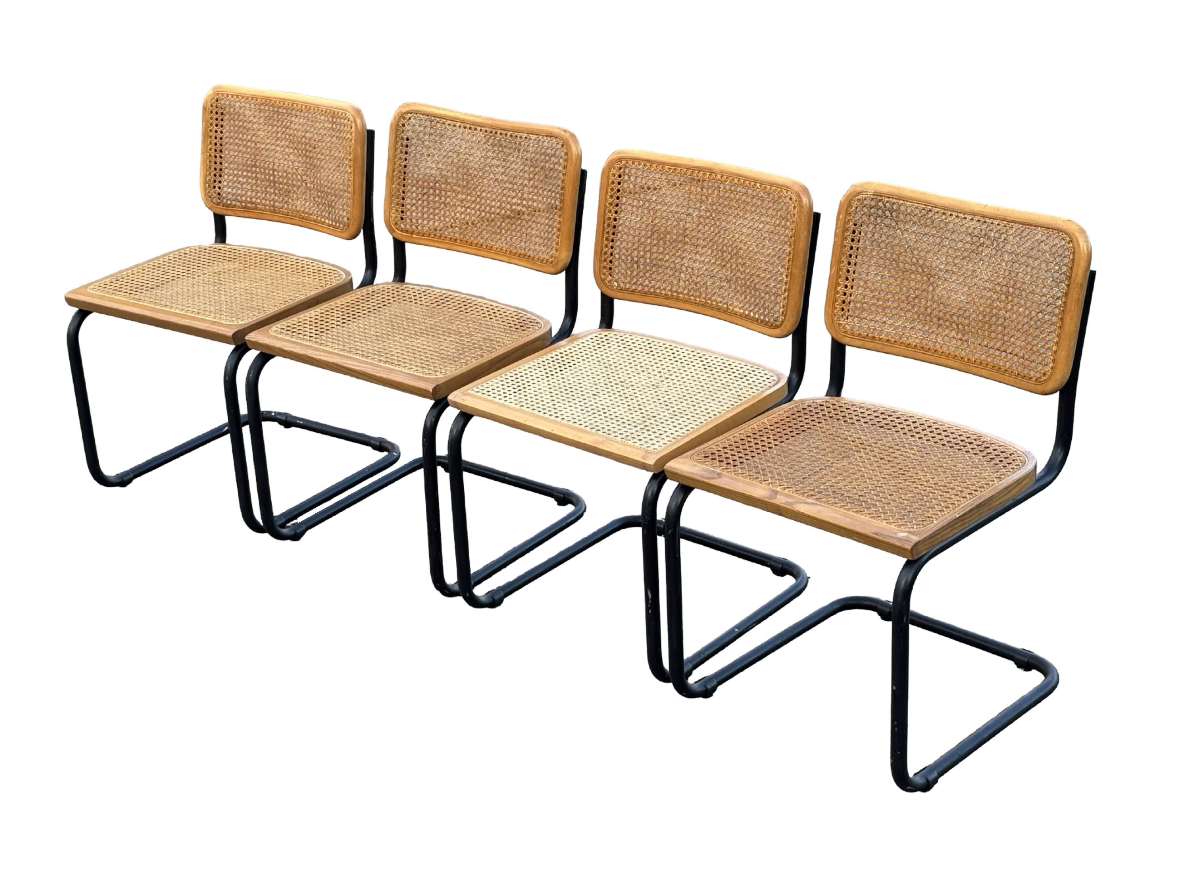 Ensemble de 4 chaises Cesca B32 conçues par Marcel Breuer, cadre noir.