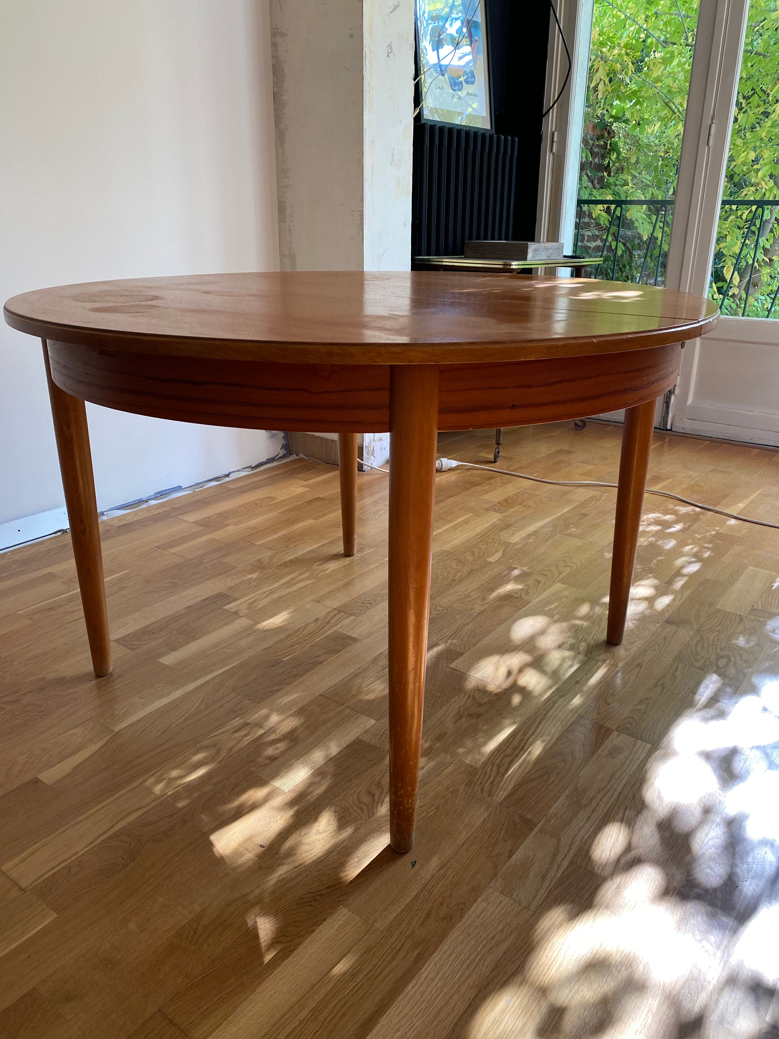 Extendable teak round table