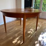 Extendable teak round table