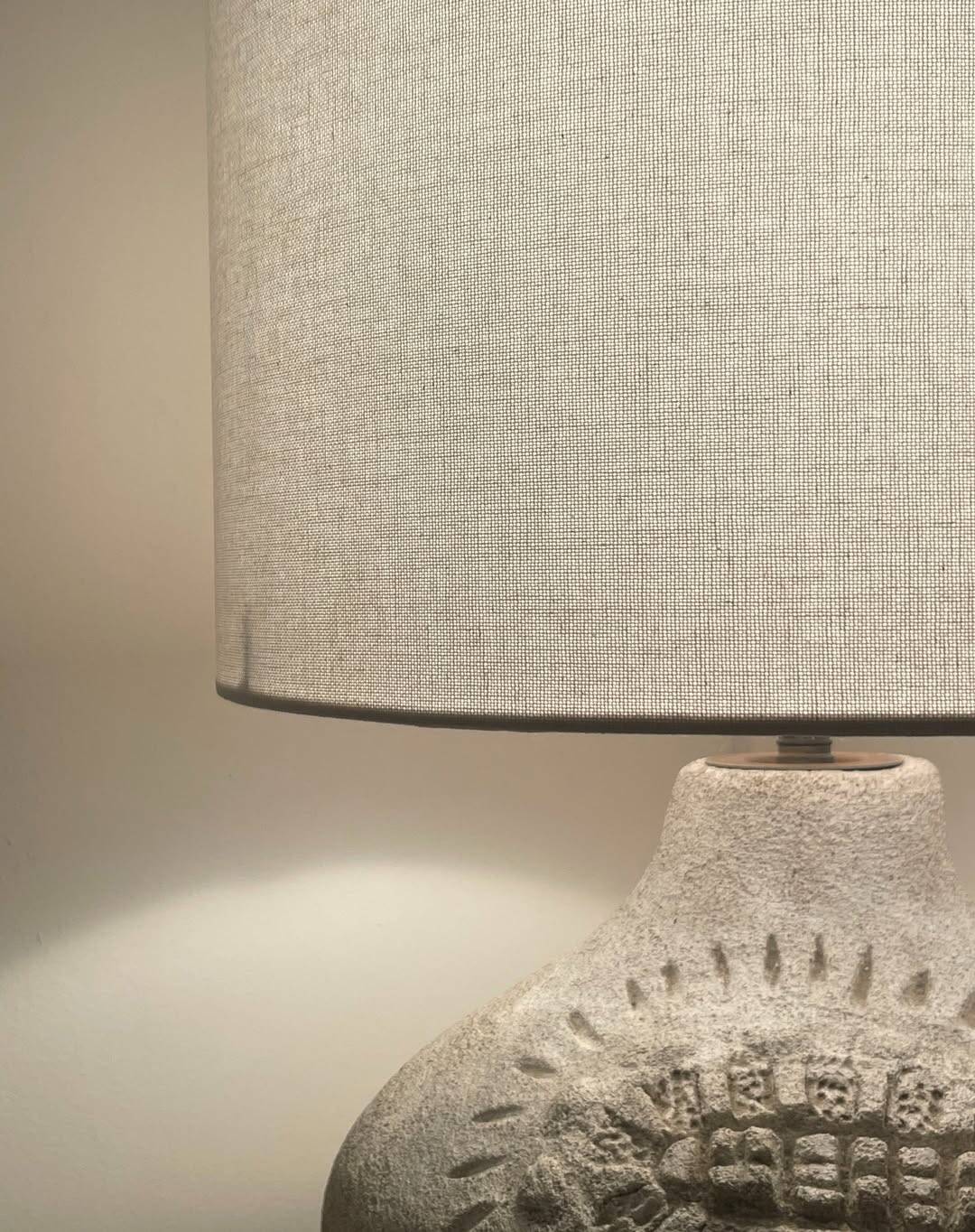 Lampe vintage en pierre sculpté