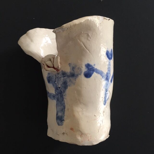 Vase brutaliste blanc motif bleu