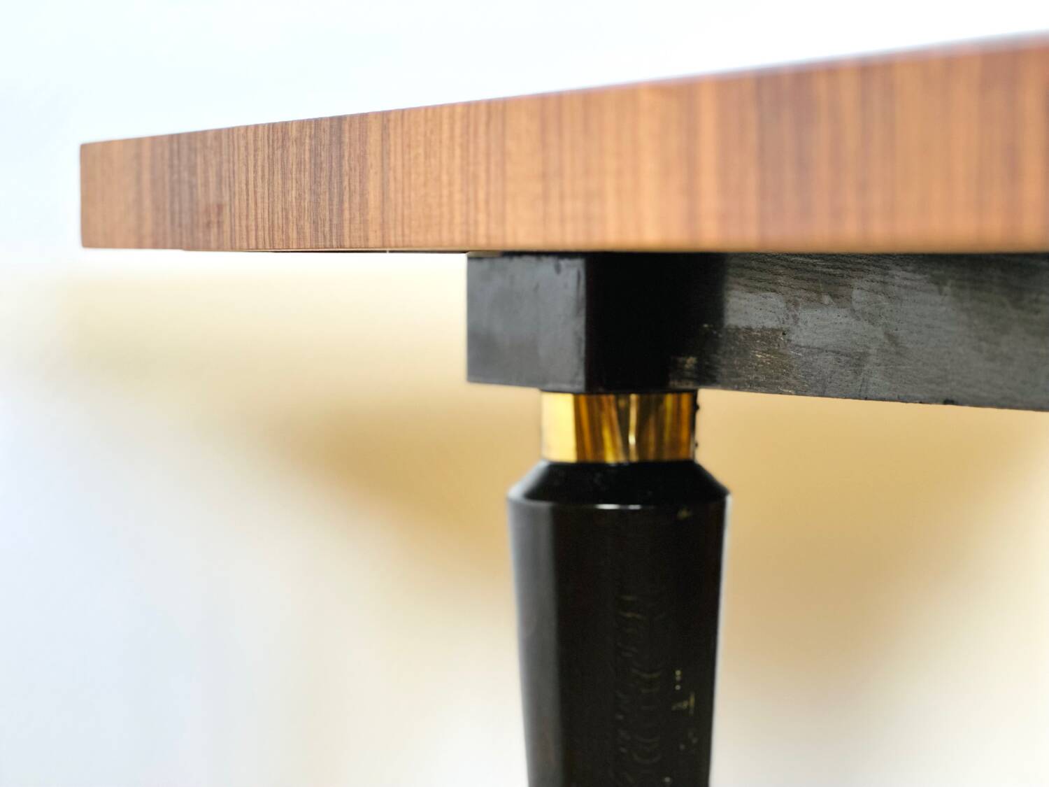 1960s Art Deco dining table varnished in rosewood.