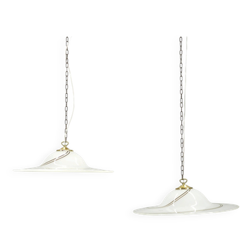 Paire de suspensions en verre opalin de Murano et en laiton des années 1970