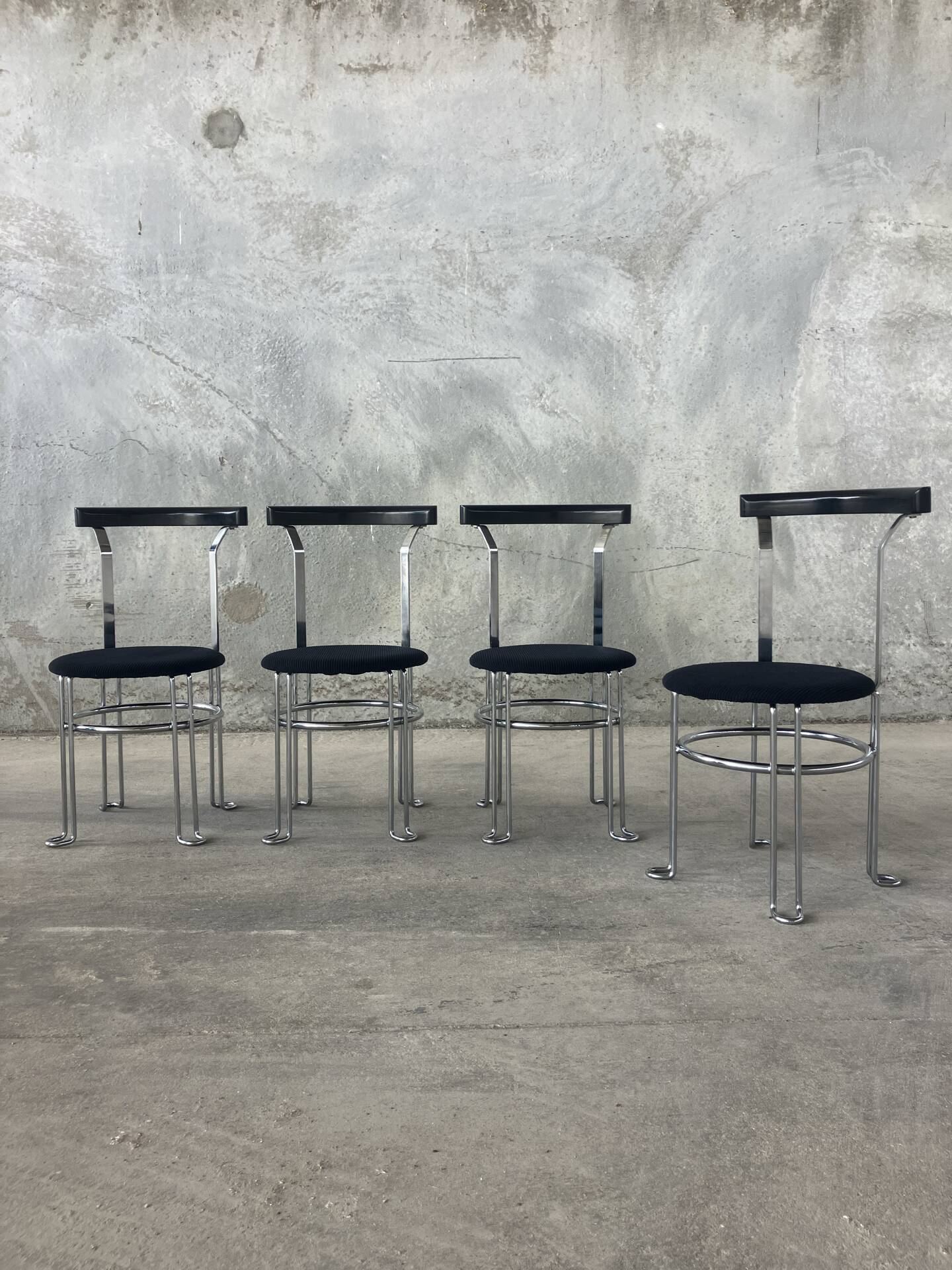 4 chaises postmodernes, 1980