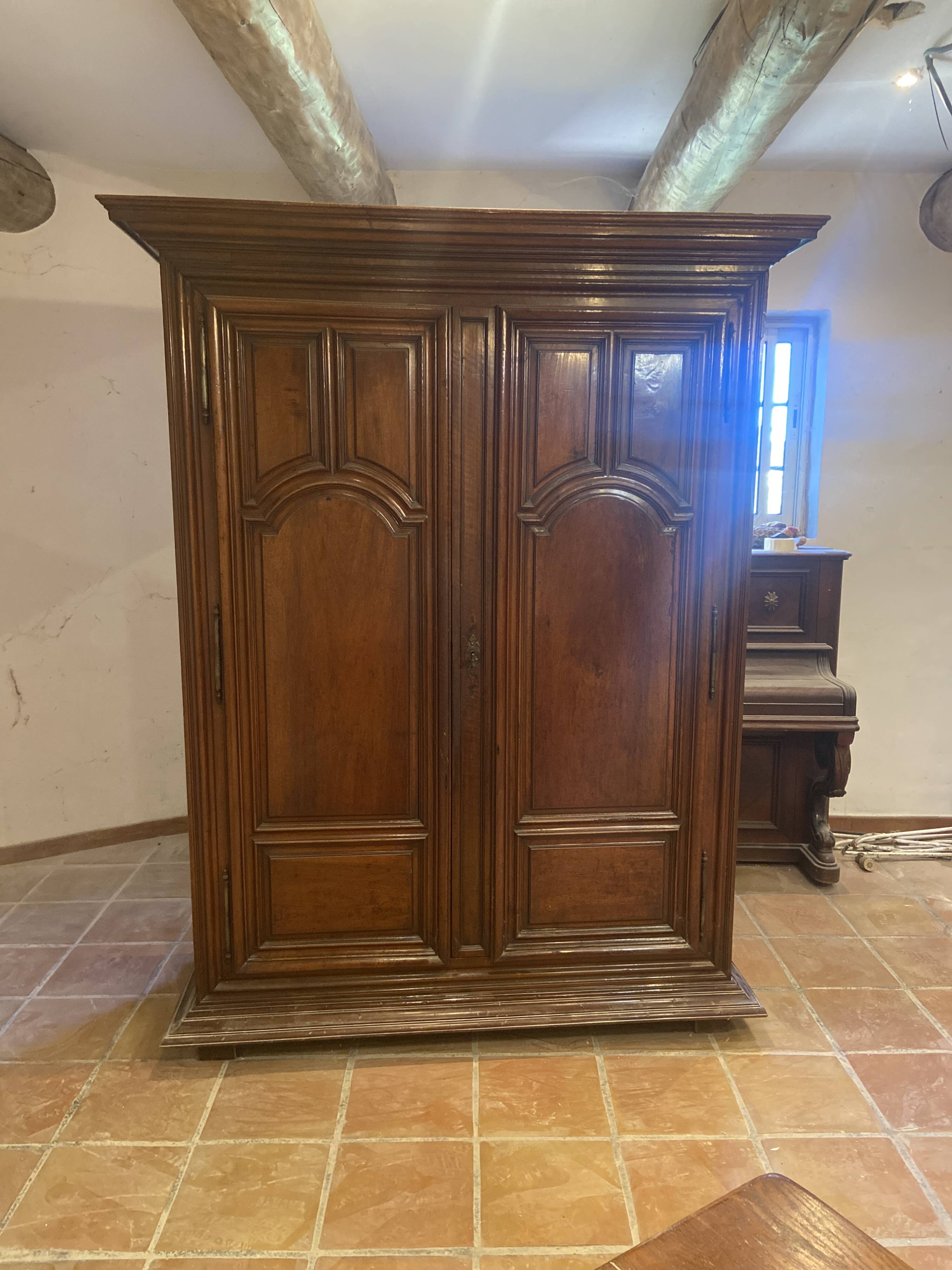 Grande armoire lingère de style Louis XIV en bois massif – XIXe siècle