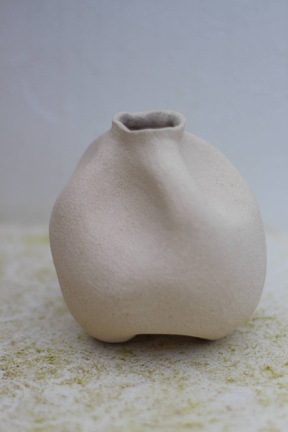 Ball vase in chamotte stoneware