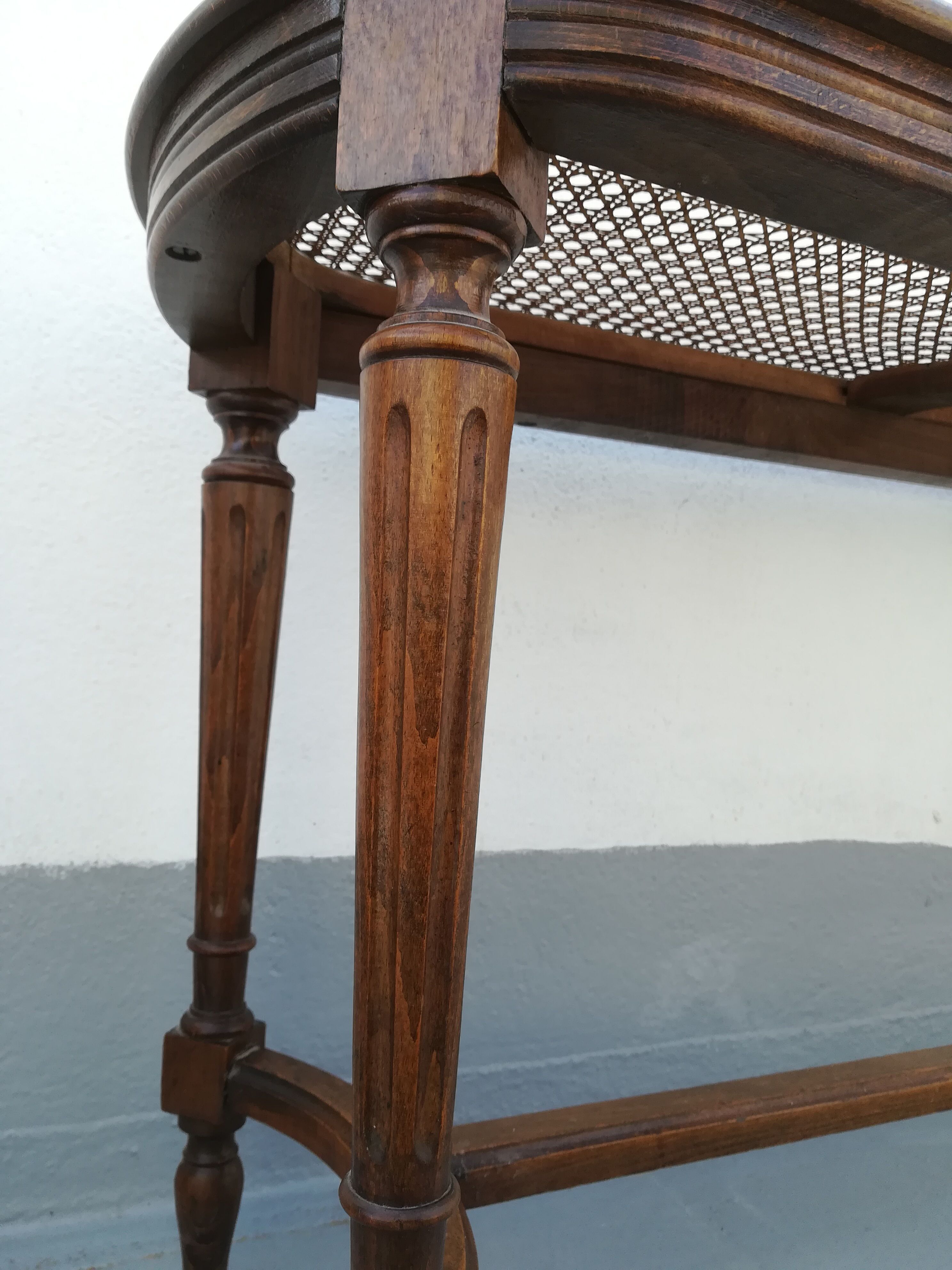 Piano bench in caning