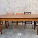 Ancienne table bistrot ovale en bois massif teinte claire  Dimensions 220 cm x 88 cm