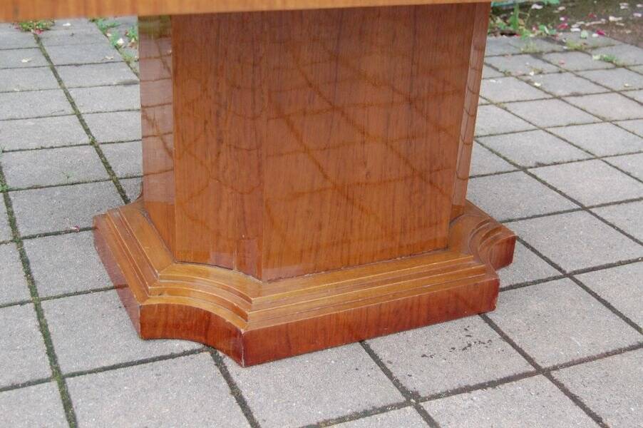 Art Deco table in moiré mahogany from the 1930s.