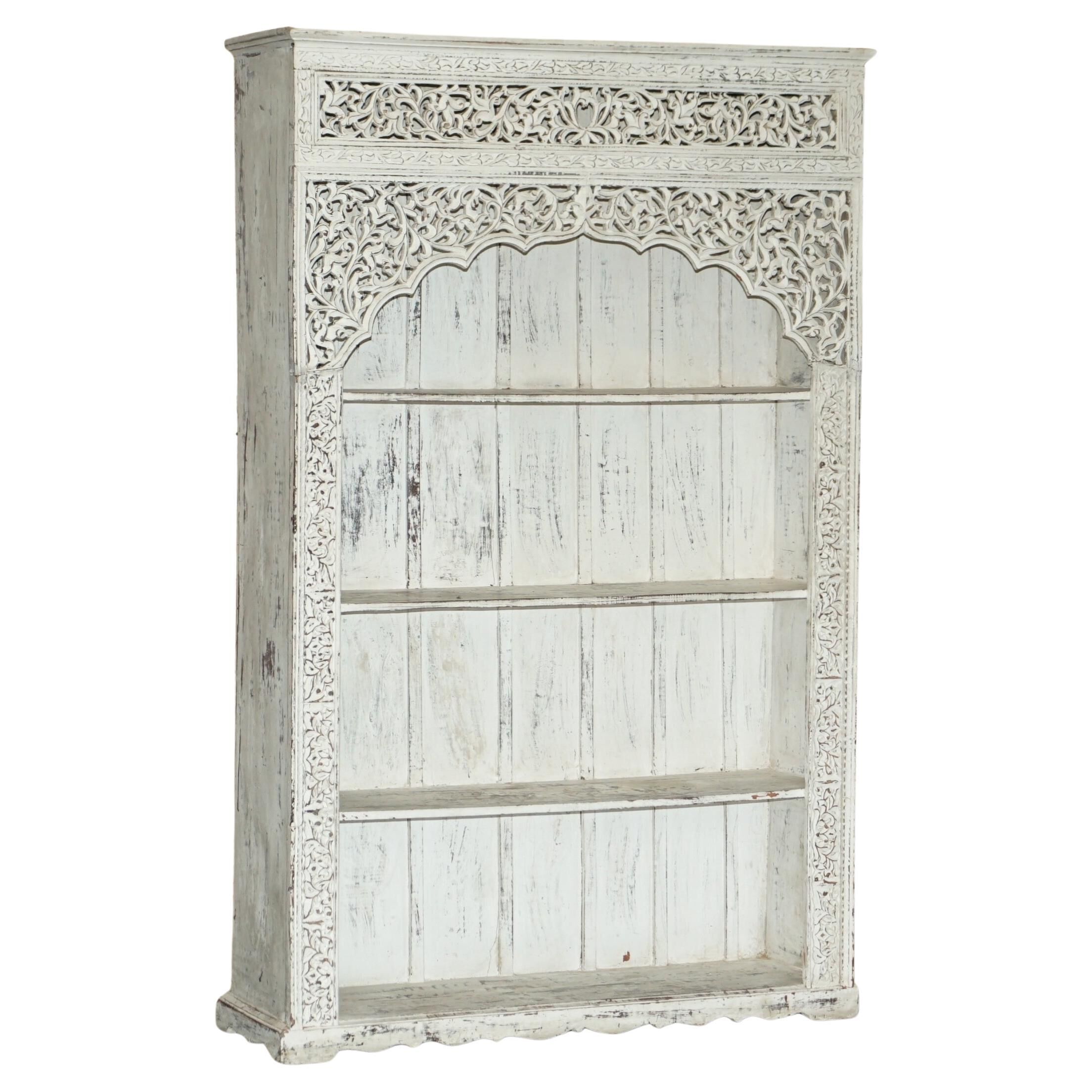 Grande bibliothèque antique anglo-indienne en bois massif sculpté avec peinture d'origine