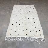 White carpet with black dots 115x195cm