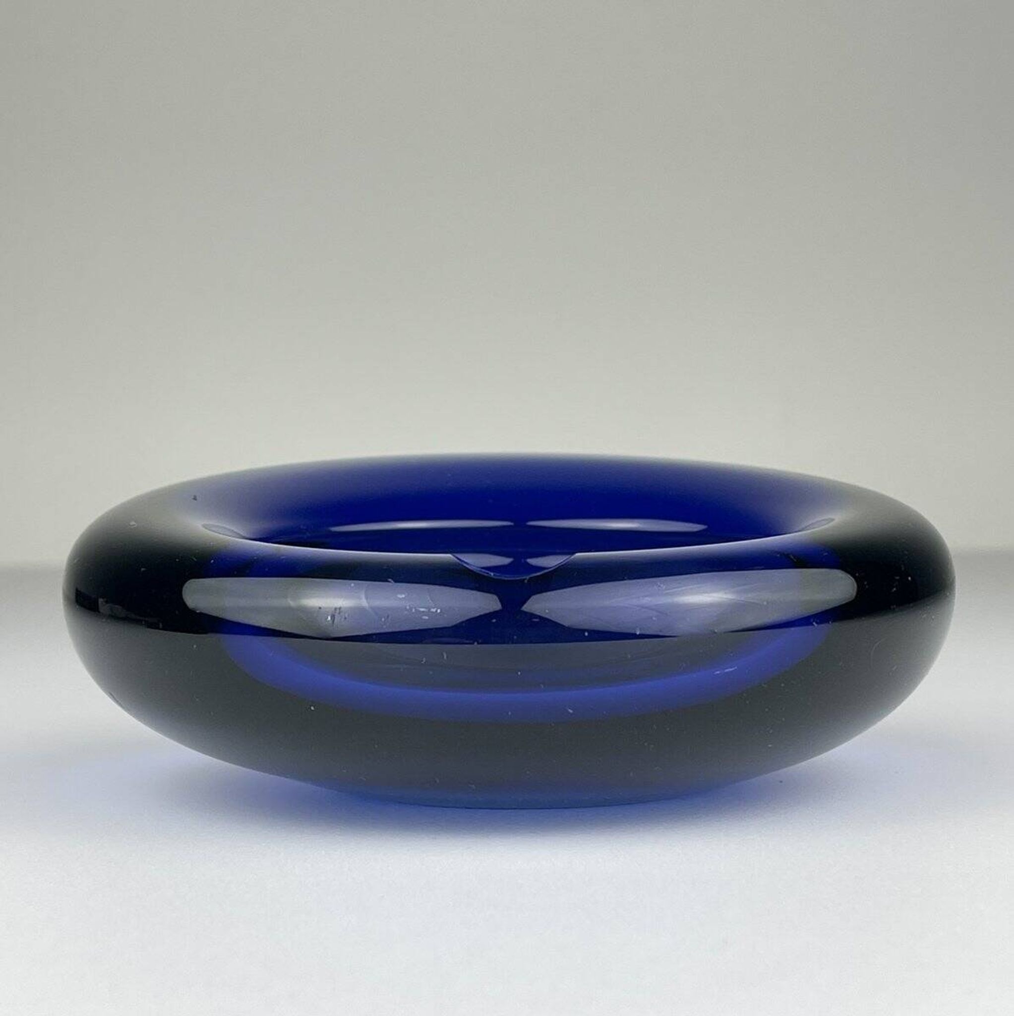 Cendrier en verre bleu par Per Lütken pour Holmegaard, Danemark, 1962