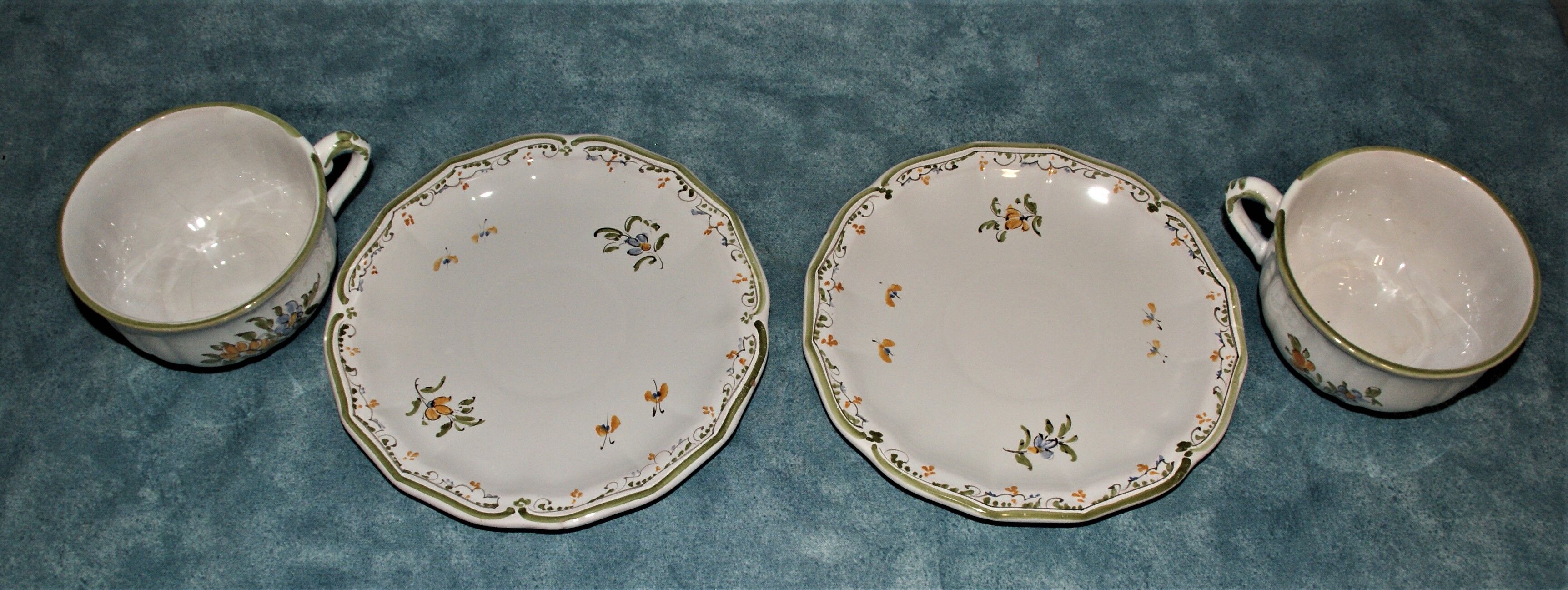 Deux tasse moustier à décor de fleurs signé