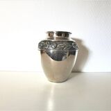 vase en métal , fleurs en relief
