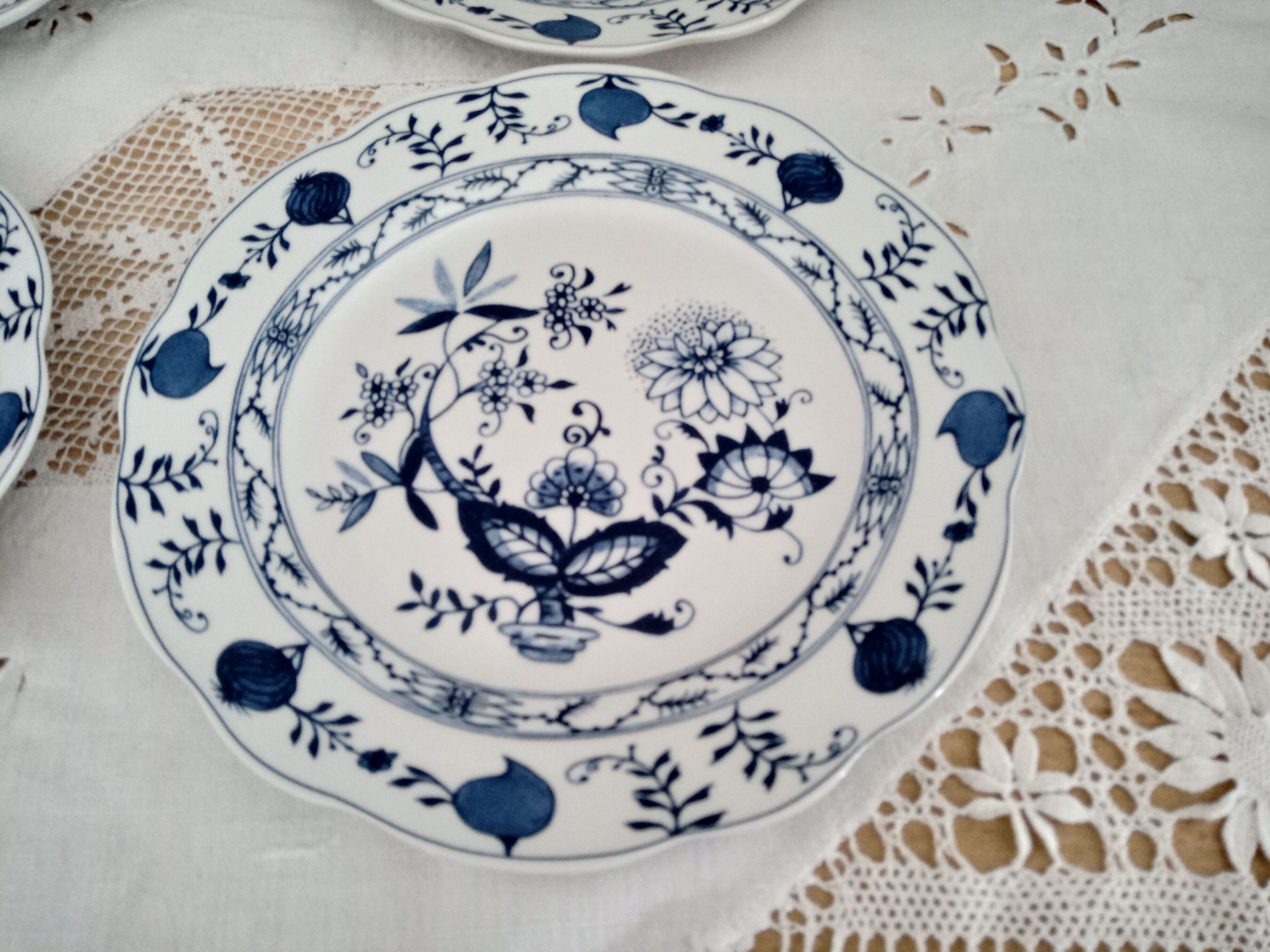Set of 4 Royal Boch dessert plates in white earthenware floral décor roy blue