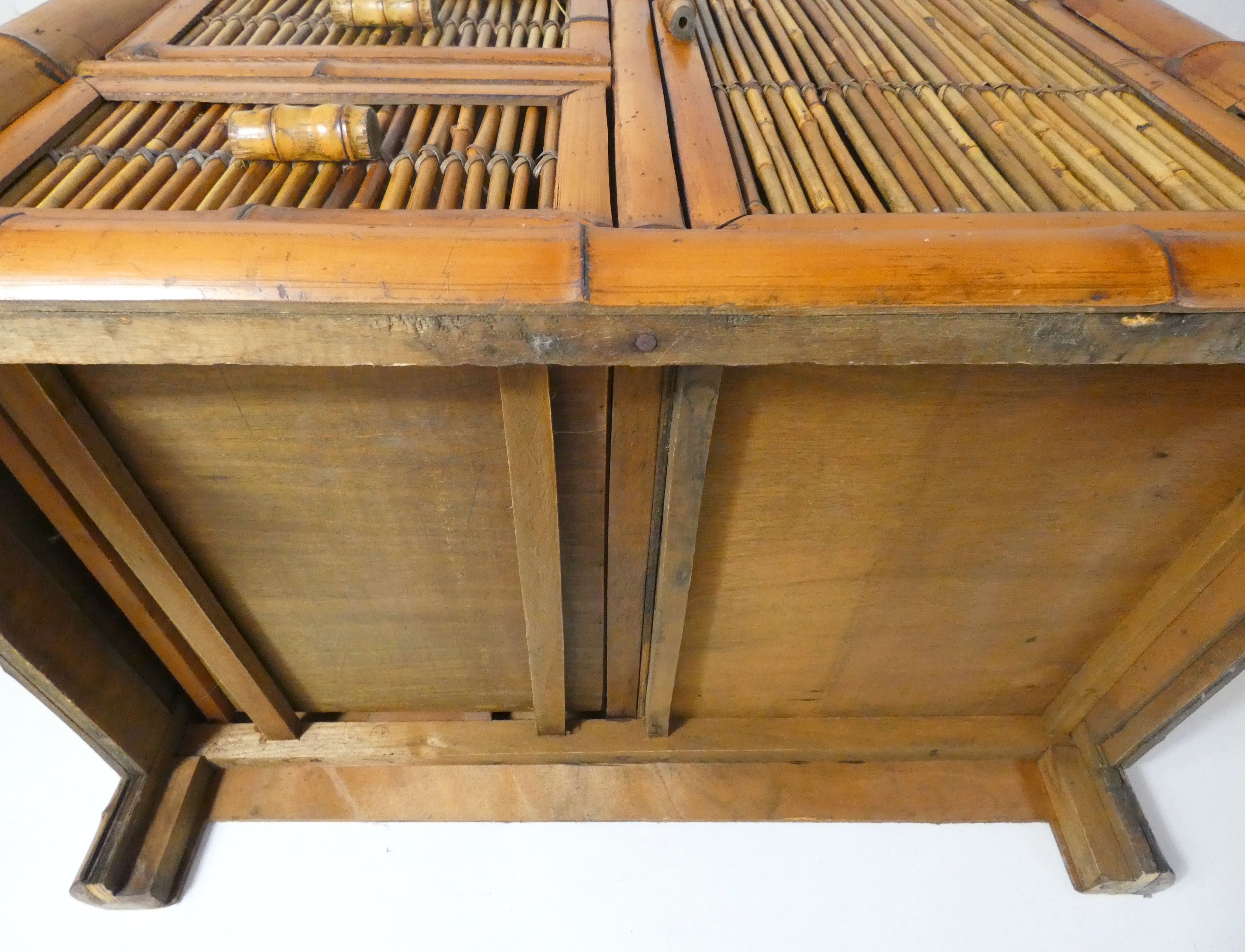 Meuble d'appoint chiffonnier en rotin bambou ethnique vintage