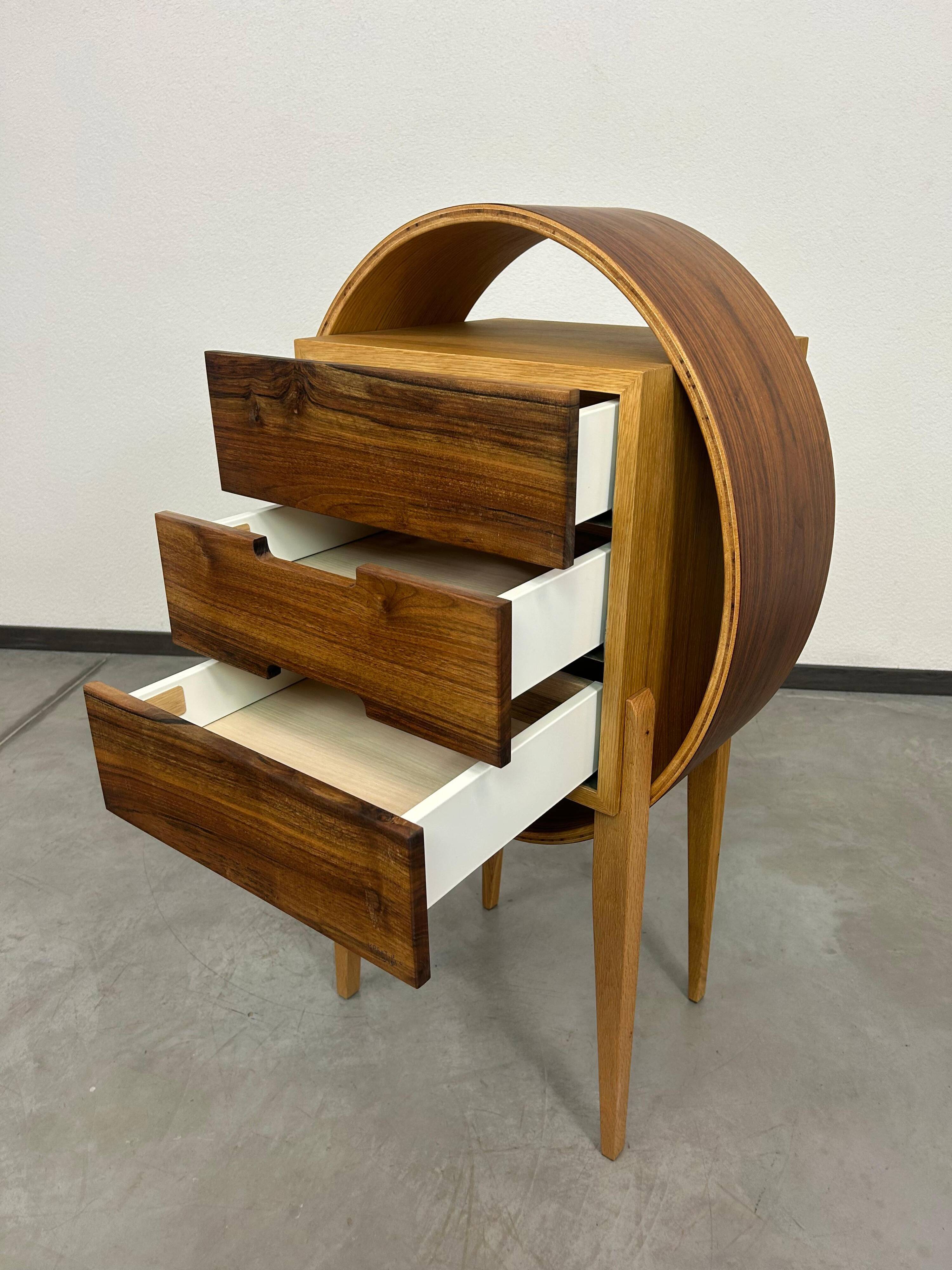 Commode ovale en bois cintré par Kreatippcci Studio
