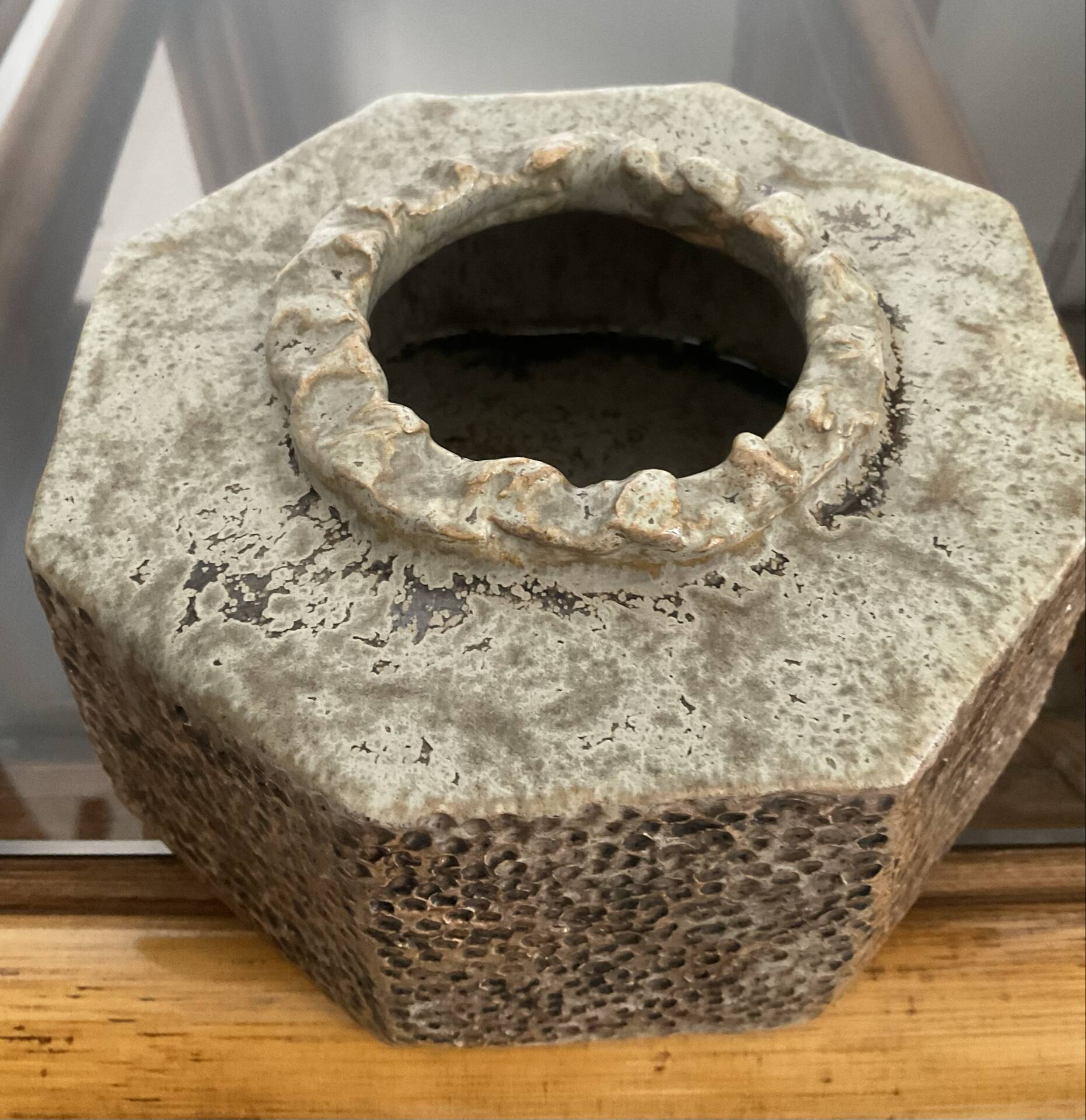 Vase vintage de forme octogonal en céramique émaillée