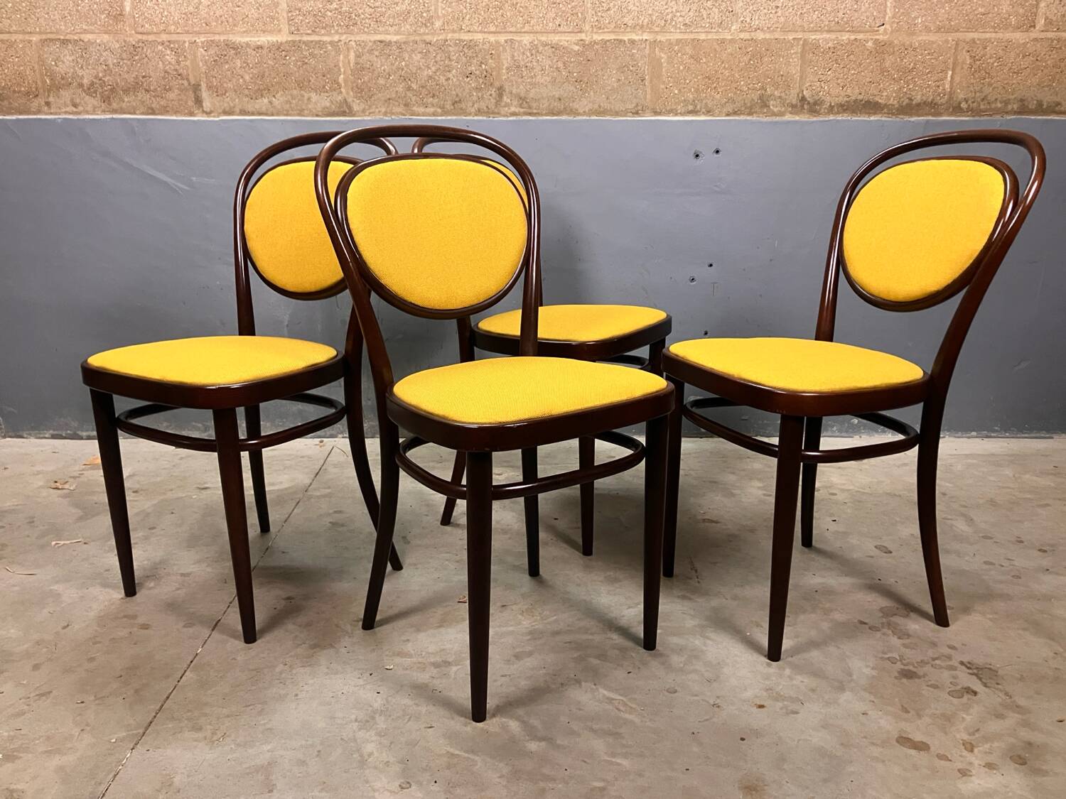 Thonet 215 en bois courbé jaune, récemment retapissé