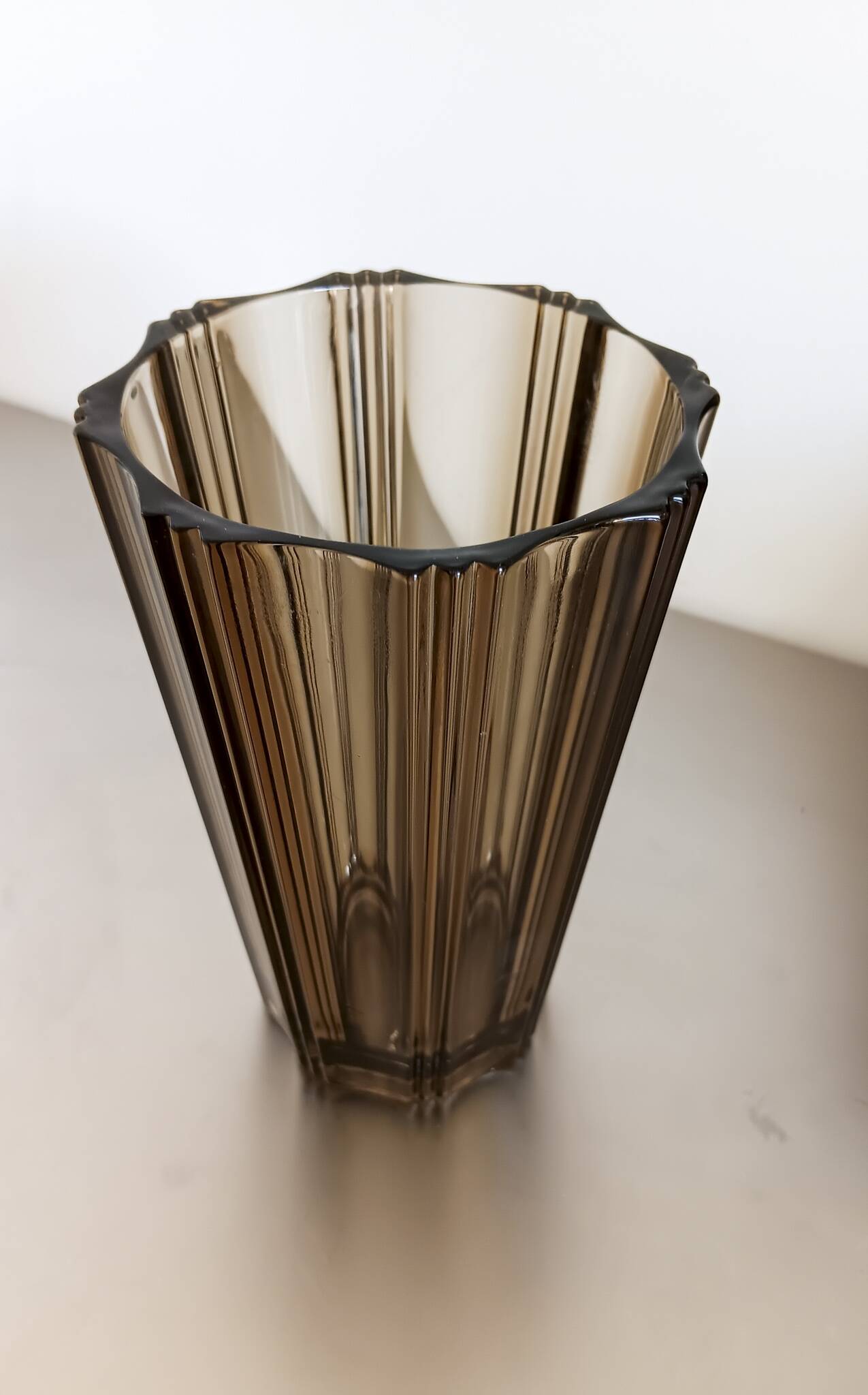 Vase en verre brun, vintage style art déco.