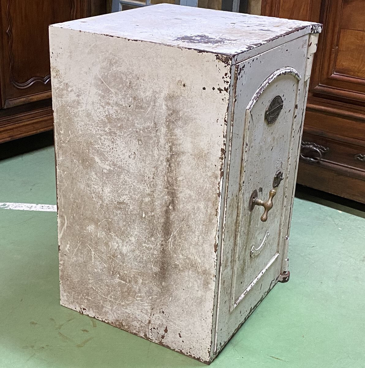 English cast iron safe without its key but open