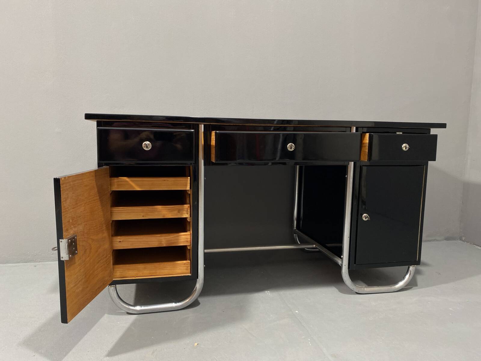 Bureau moderniste tchécoslovaque en chrome et bois, années 1950, Europe