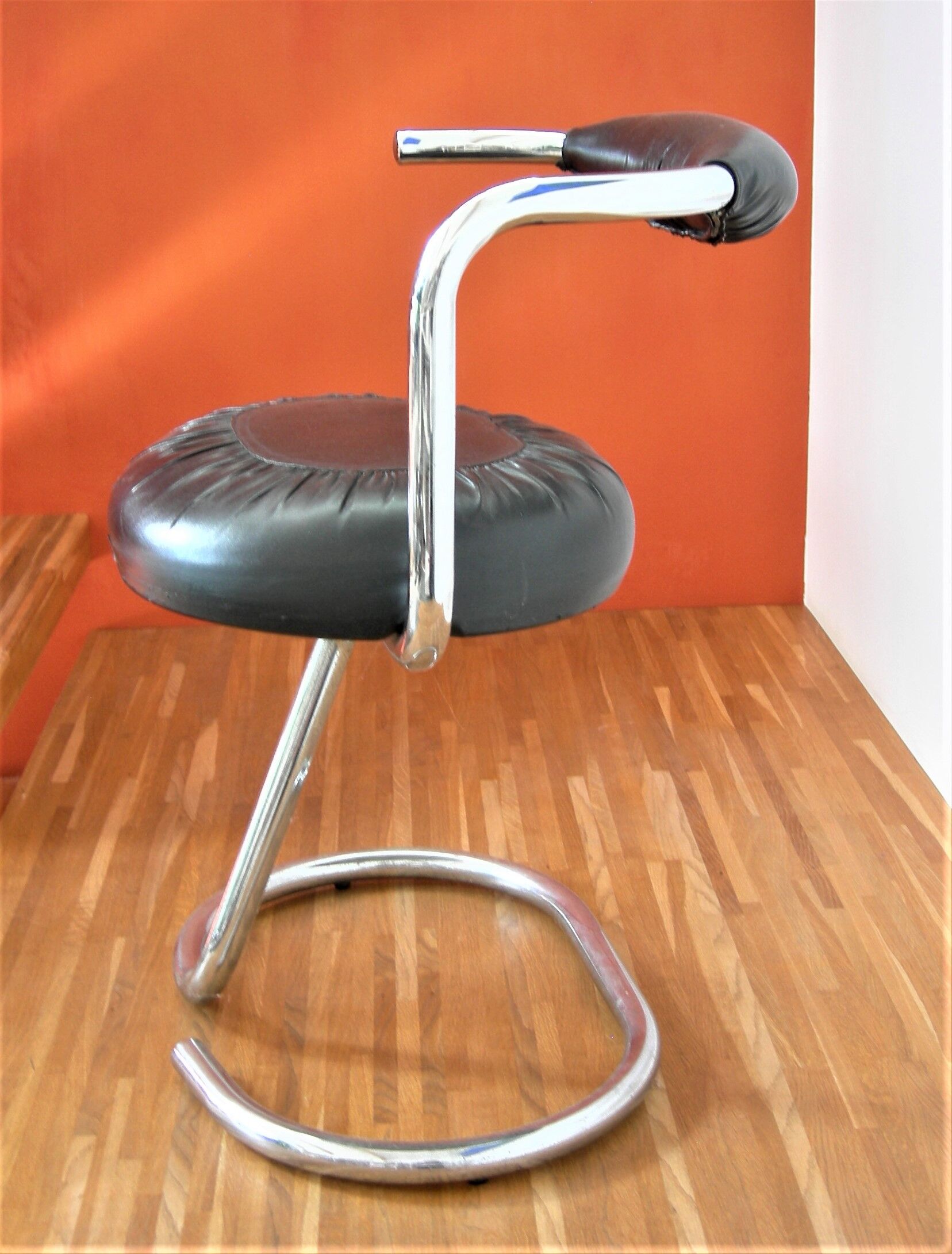 Suite of 4 Cobra chairs by Giotto Stoppino