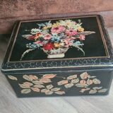 Ancienne boite noire en métal et fleurs début du siècle