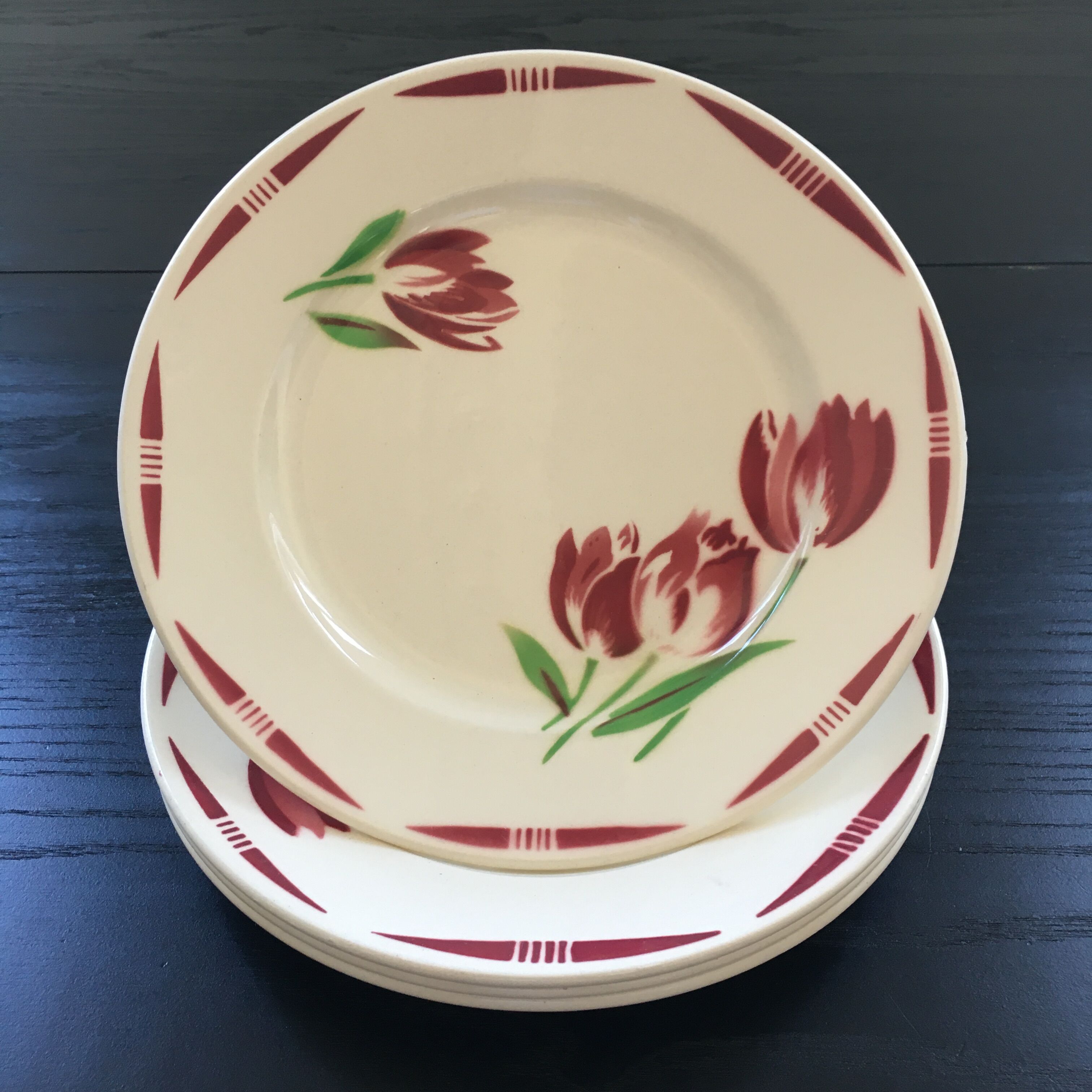Set of 4 plates with tulip decoration.