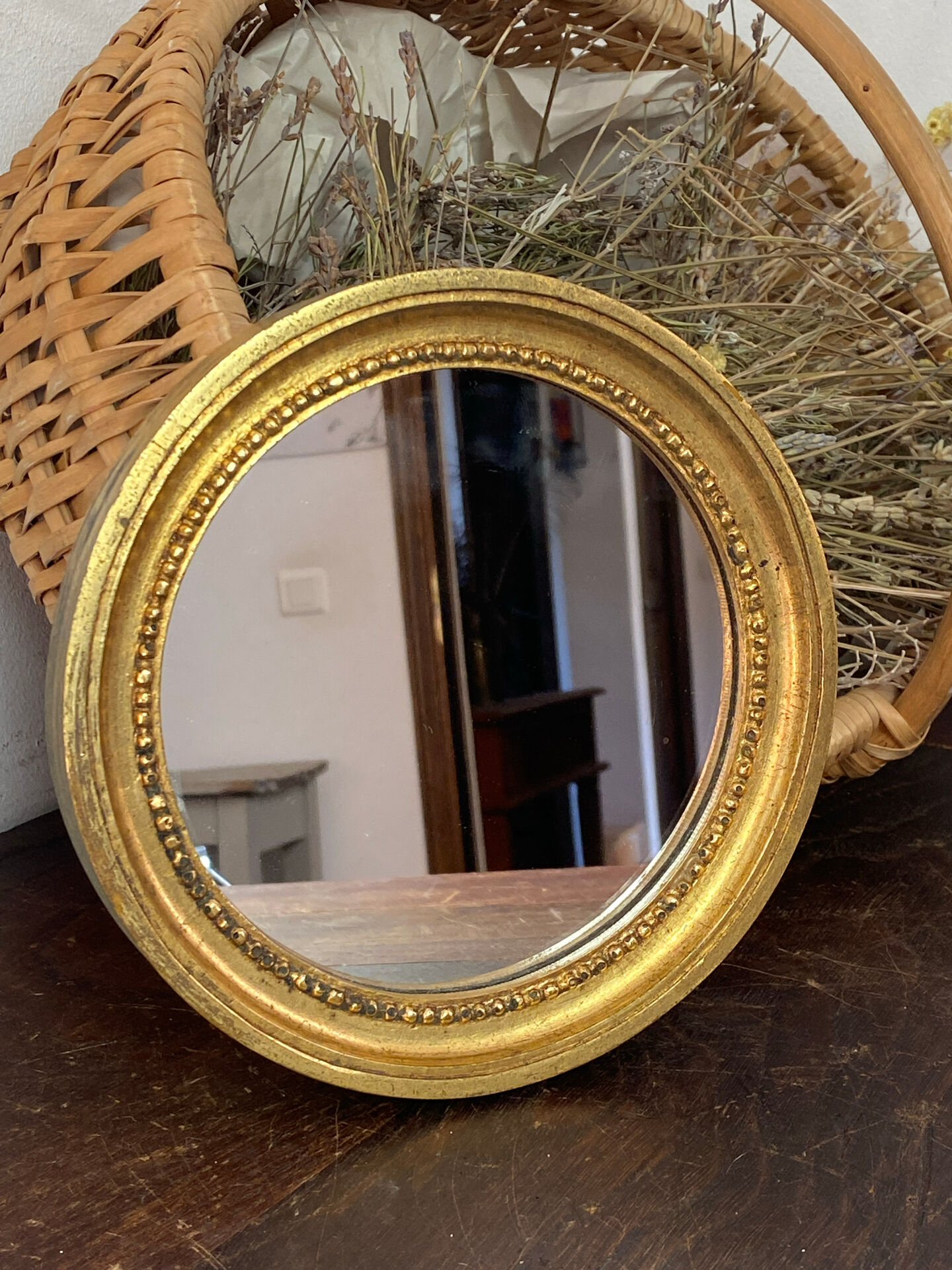 Miroir rond en bois de couleur dorée