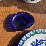 Artesania Alvarez Spanish plate in terracotta with blue plant motif.