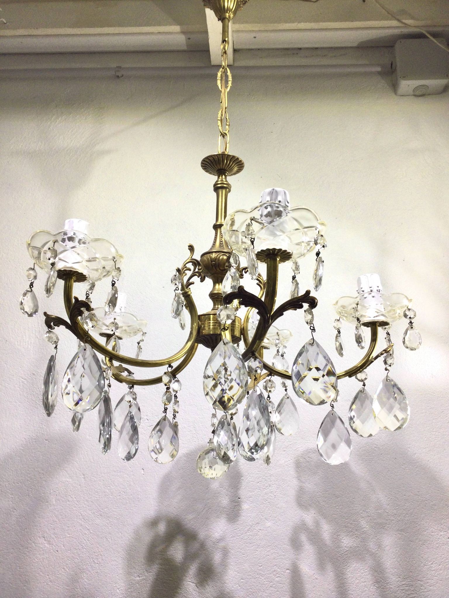 5-light chandelier in brass and tassels