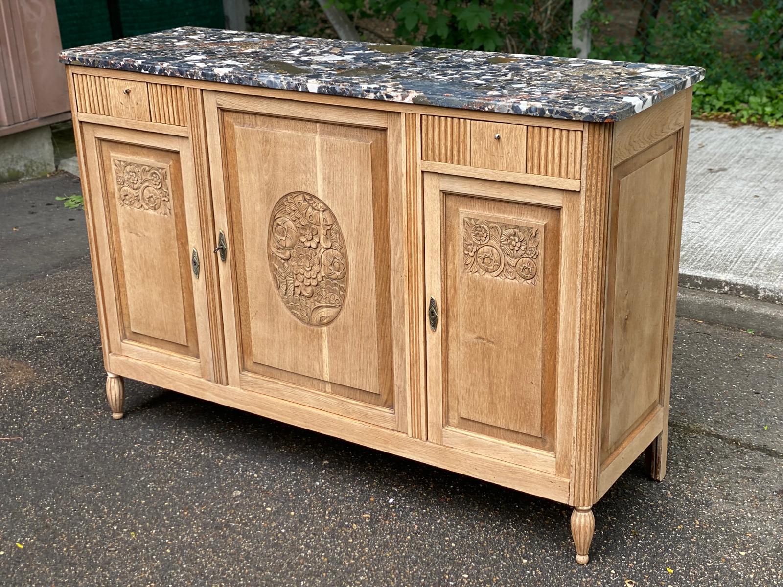 Art Deco buffet renovated in solid oak and breccia marble from the 1930s.