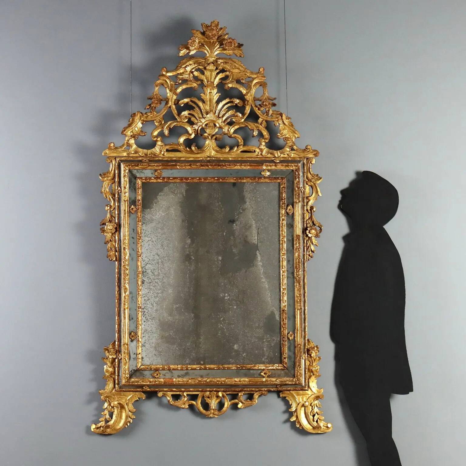 Antique mirror in gilded lime wood, Baroque sculptures, 18th century