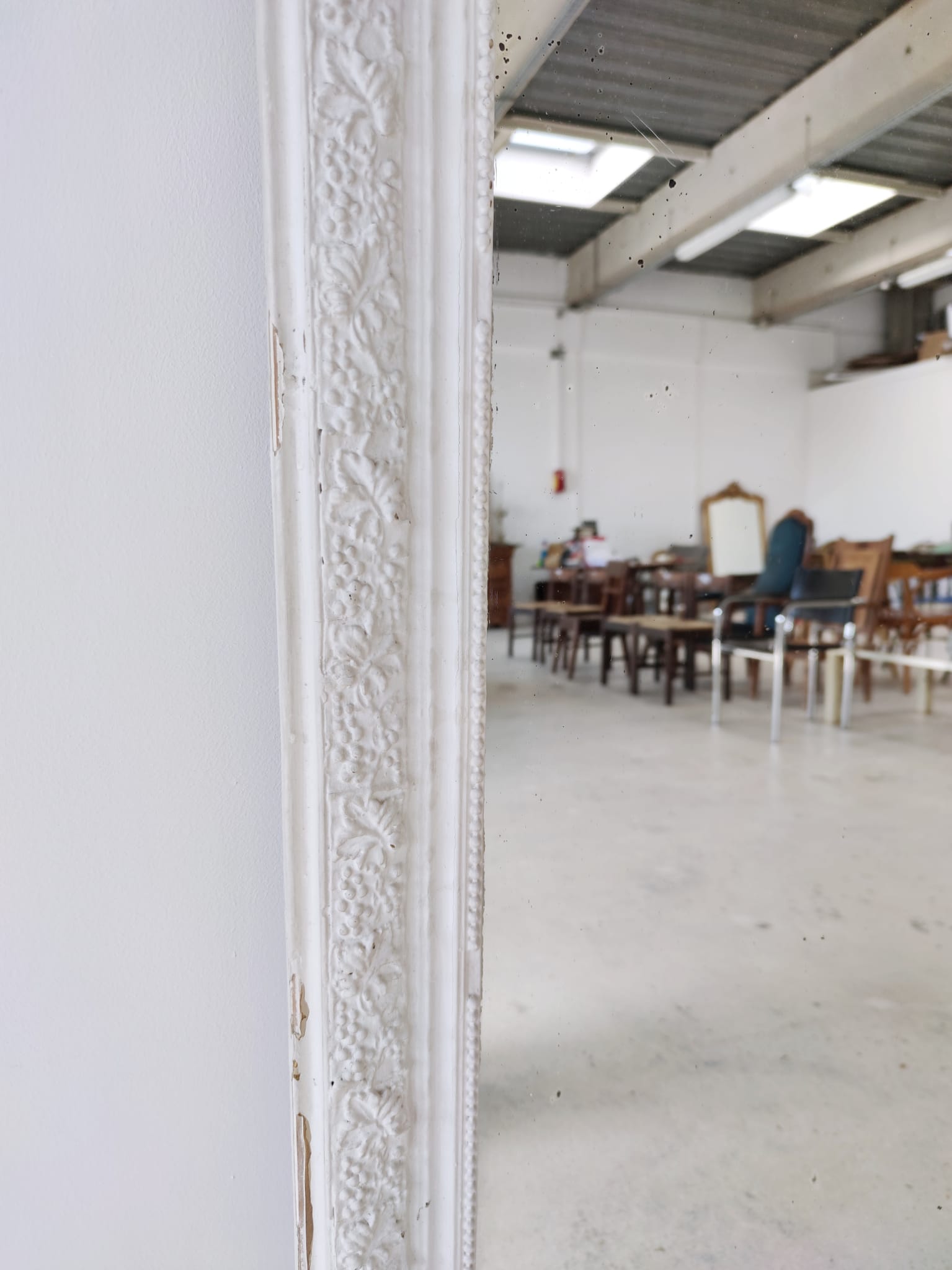 White lacquered wood mirror