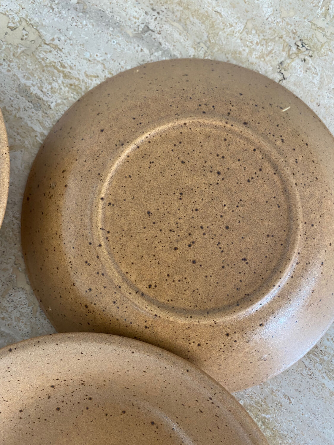 4 hollow plates in speckled stoneware