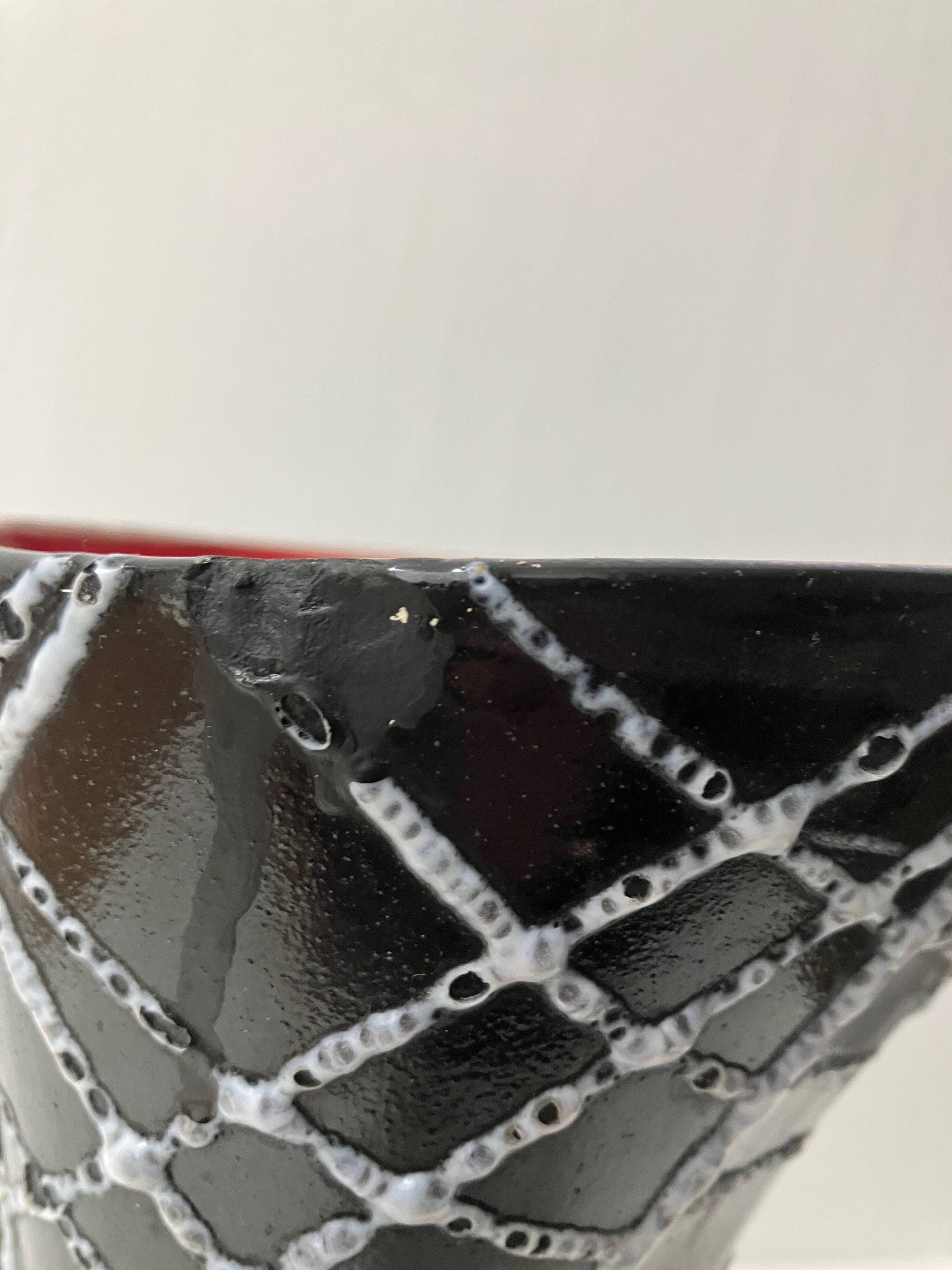Vase spaghetti forme libre en céramique rouge et noir, Vallauris années 50