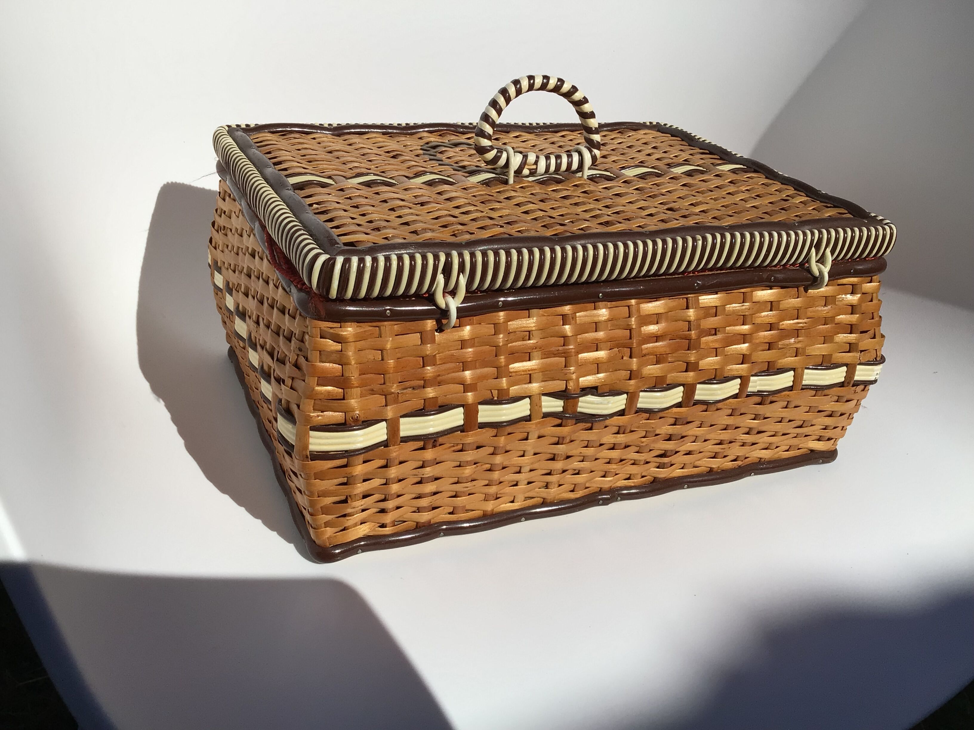 Wicker sewing box and scoubidou cream and brown