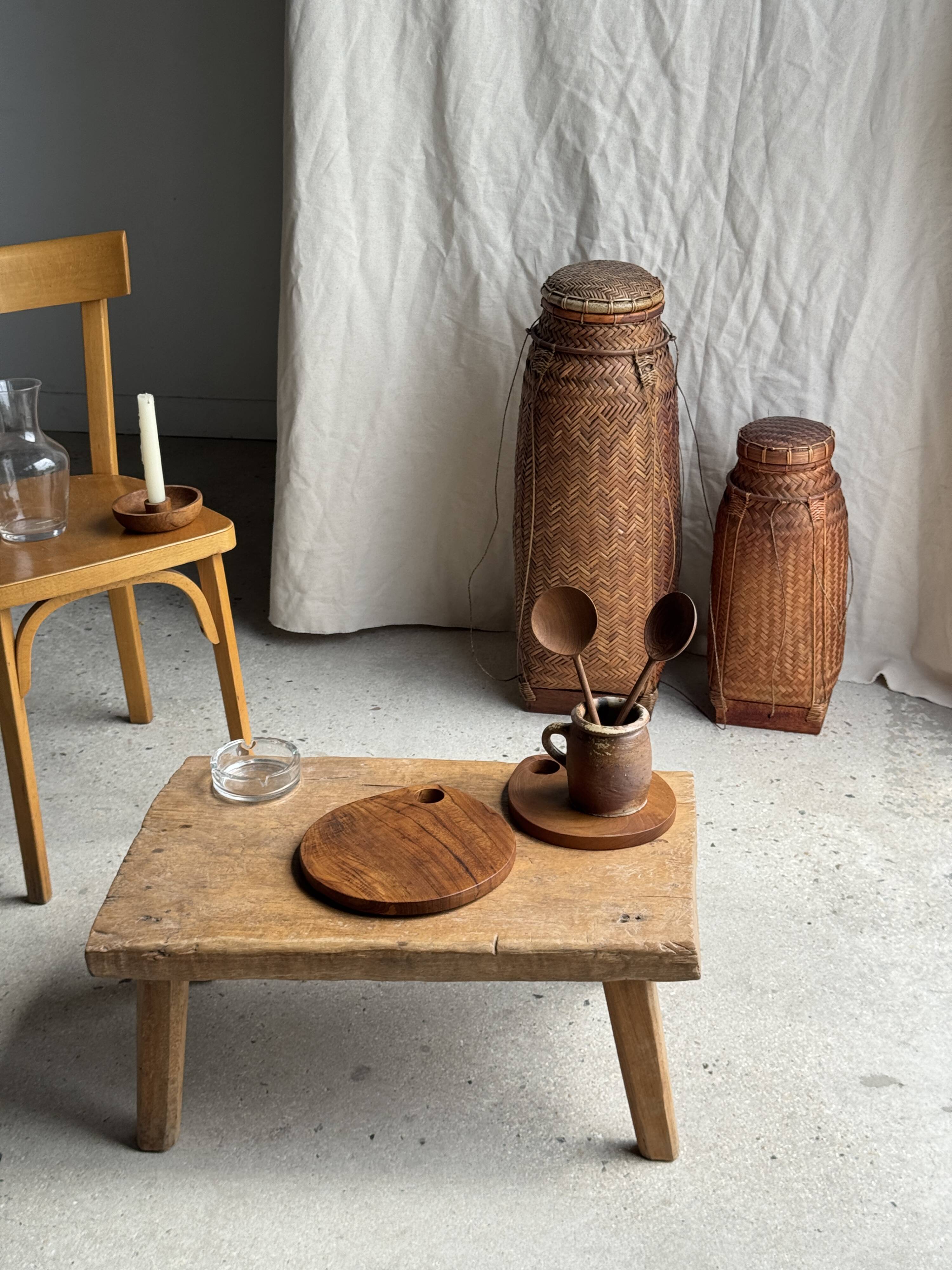 Average circular teak monoxyle chopping board with handle 26 x 18.