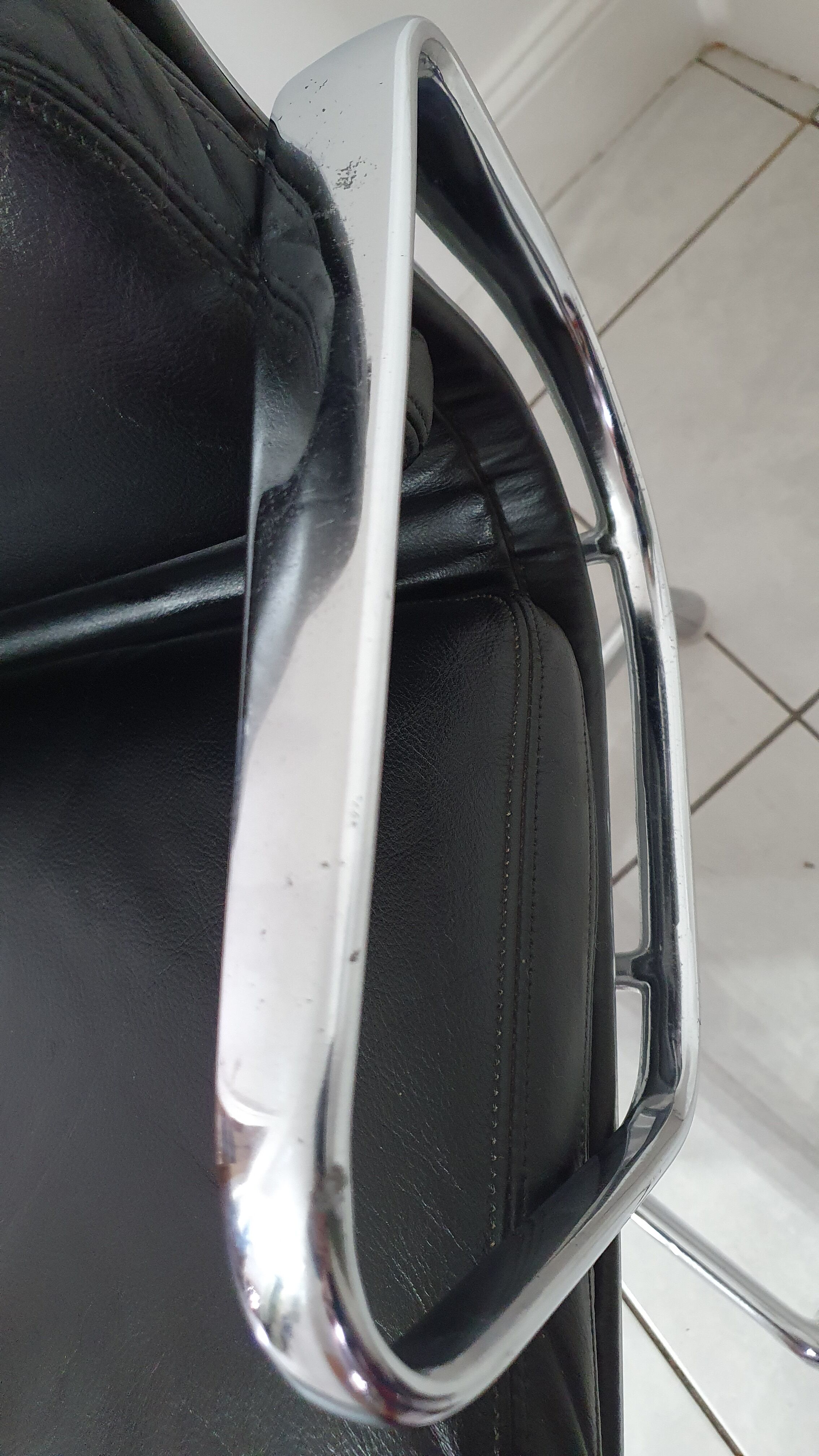 Fauteuil EA208 soft pad Charles et Ray Eames édition Herman Miller