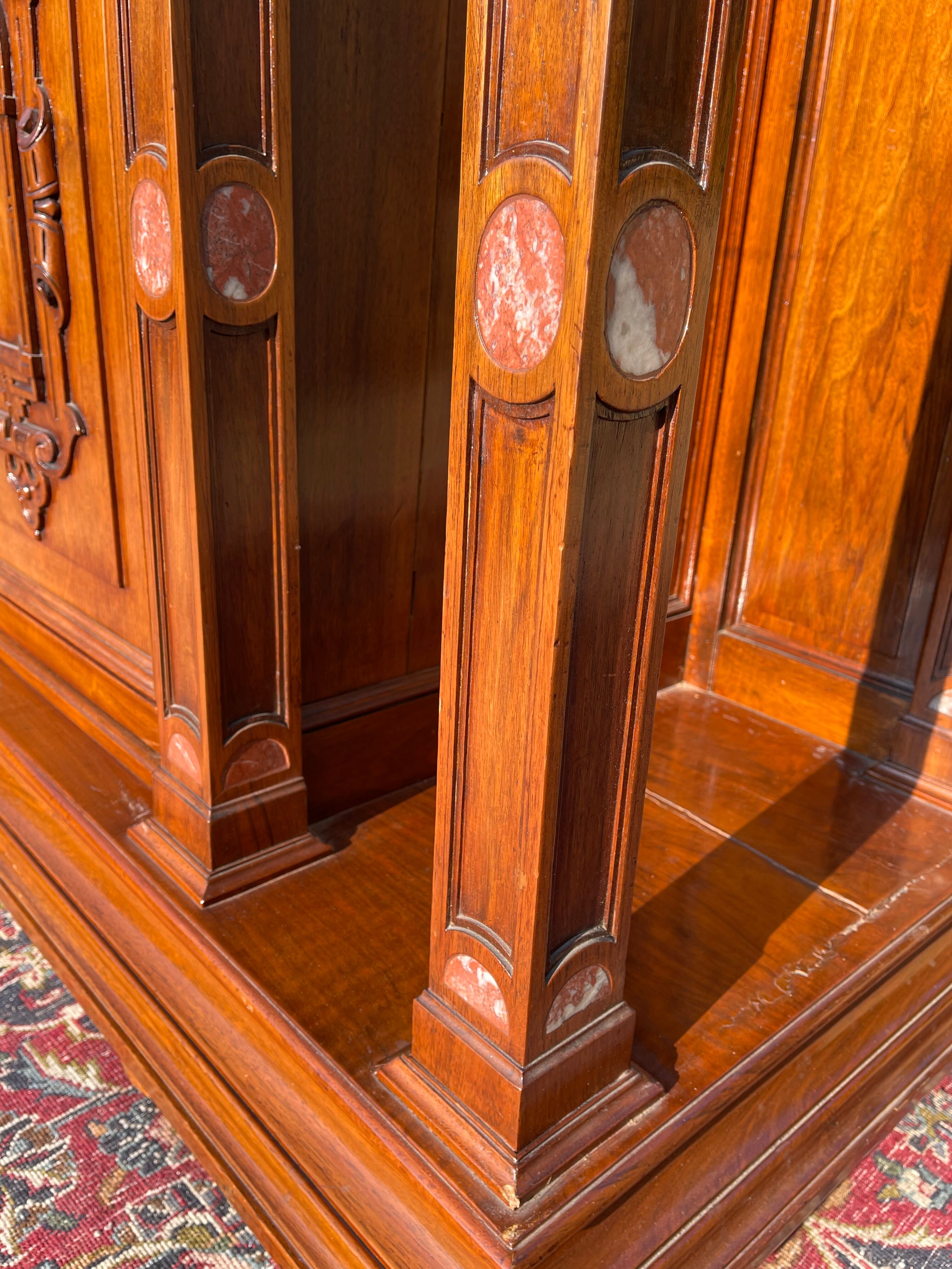 Cabinet en noyer avec incrustations de marbre style renaissance