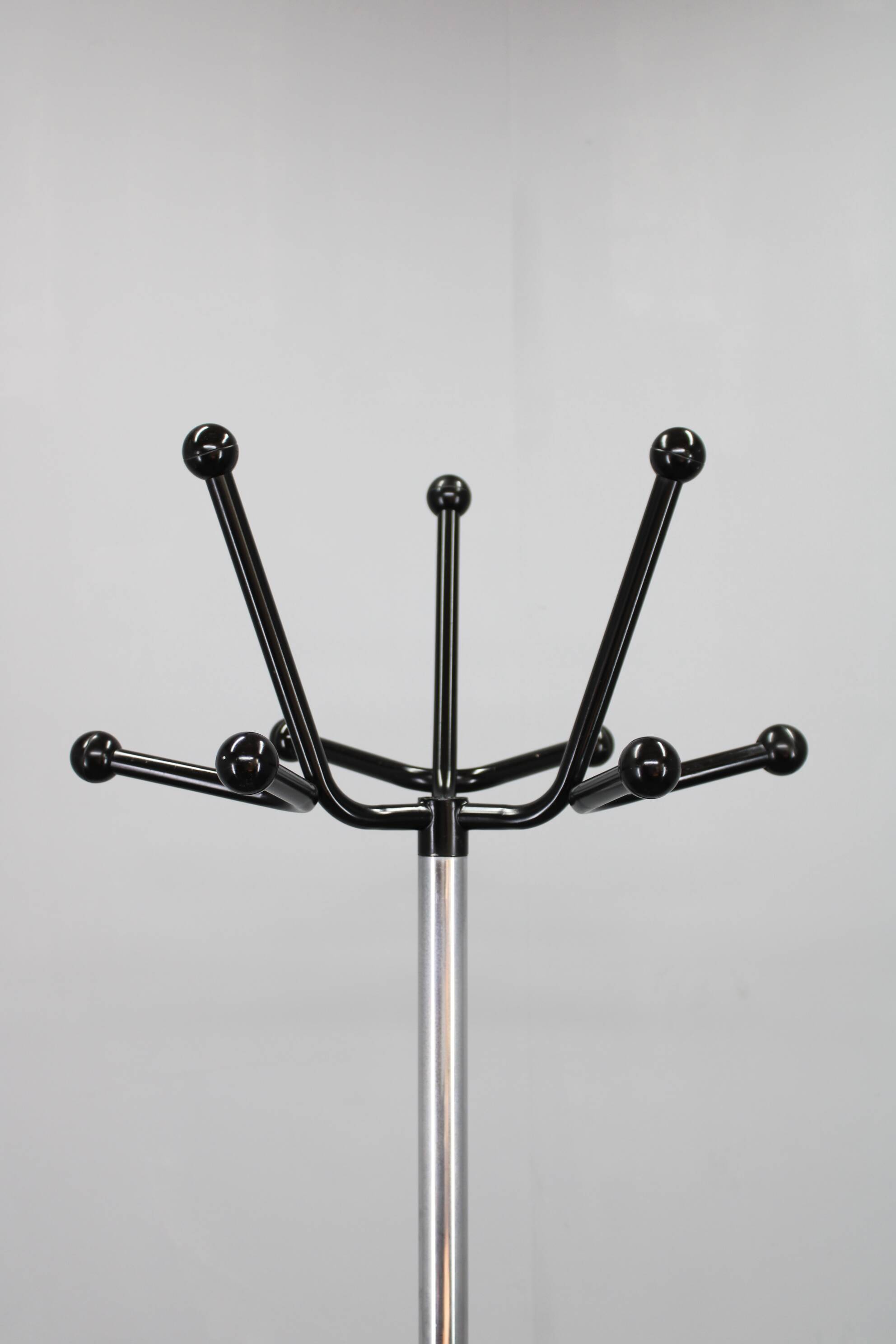 Portemanteau italien en fer chromé et laqué et plastique, années 1970